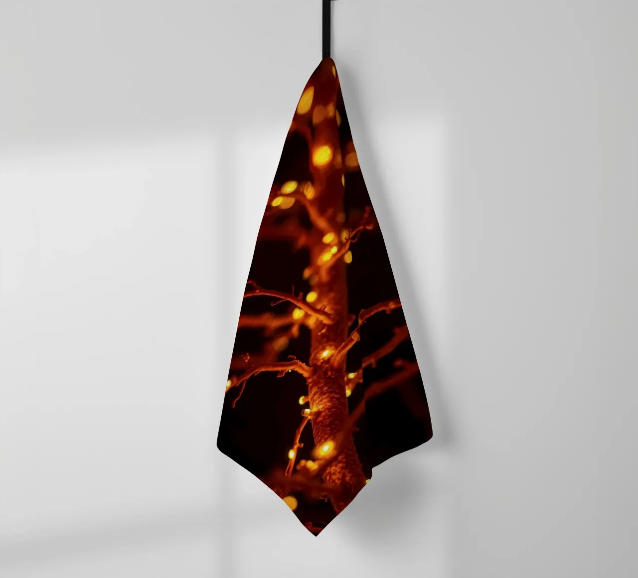 Lo scintillio delle luci calde su un ramo dell'albero crea un'atmosfera accogliente canovaccio da cucina da DesignDoodle