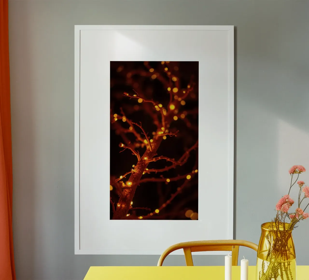 Lo scintillio delle luci calde su un ramo dell'albero crea un'atmosfera accogliente carta hahnemühle da DesignDoodle