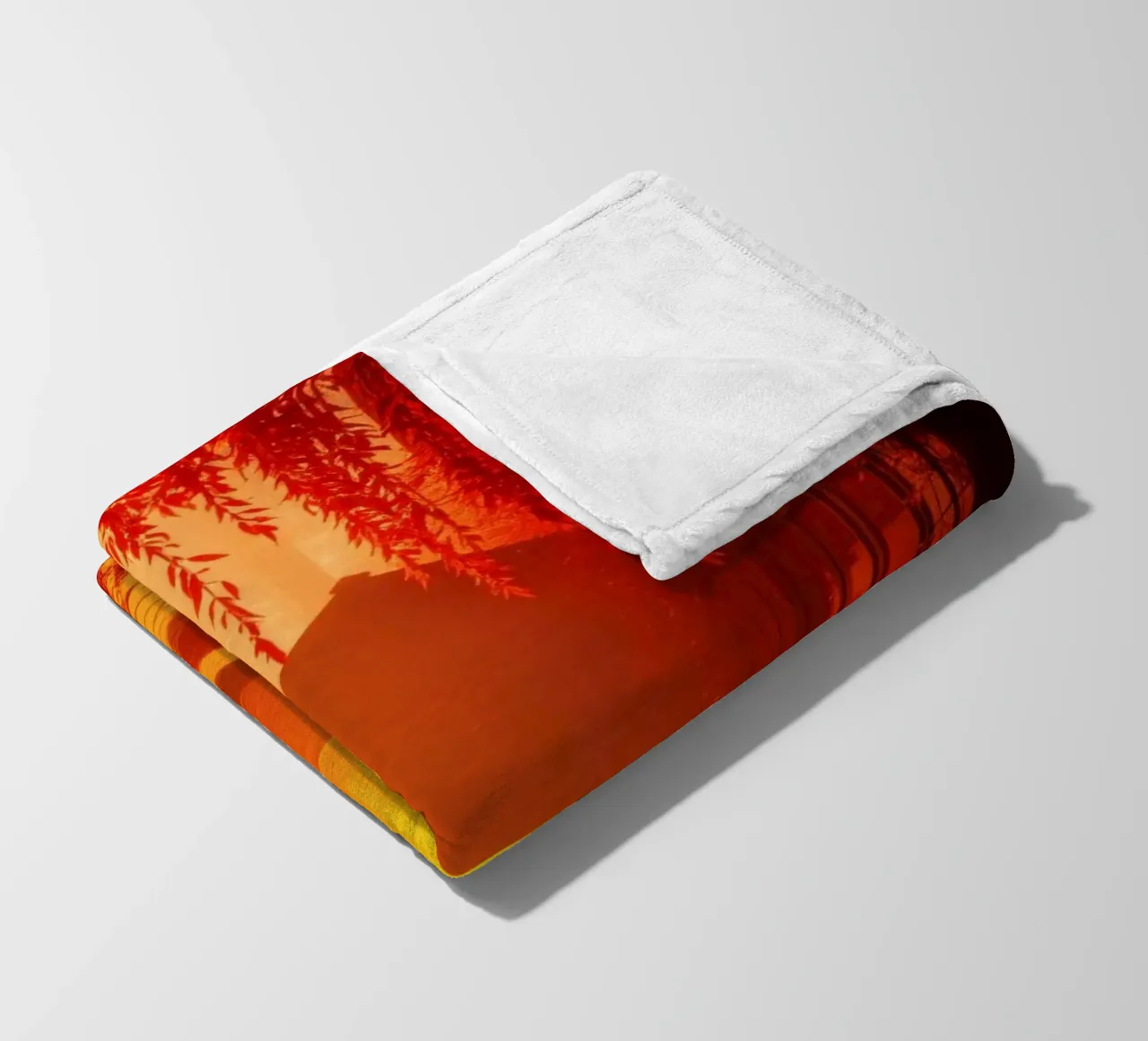 Wunderschöner Herbstpfad, der zu einem gemütlichen Unterstand führt Fleecedecke von DesignDoodle