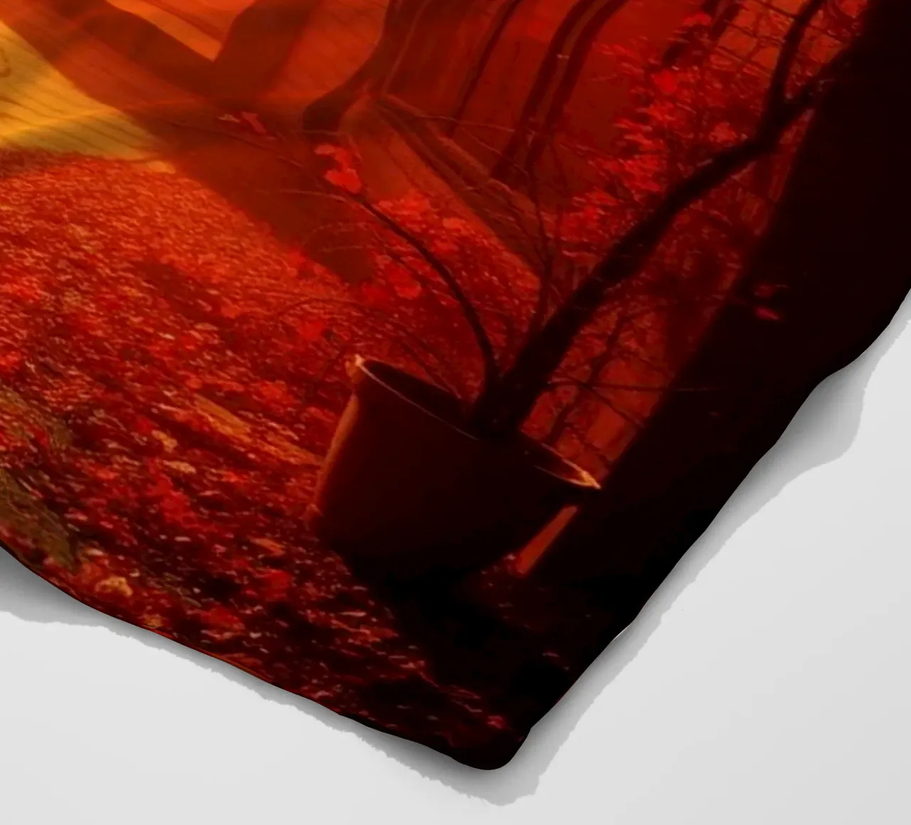 Wunderschöner Herbstpfad, der zu einem gemütlichen Unterstand führt Fleecedecke von DesignDoodle