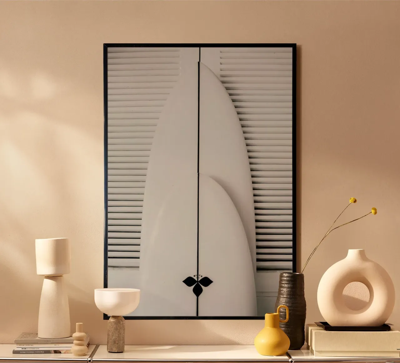 Beach Surf Board Symmetrie poster con telaio in alluminio da Chris Abatzis