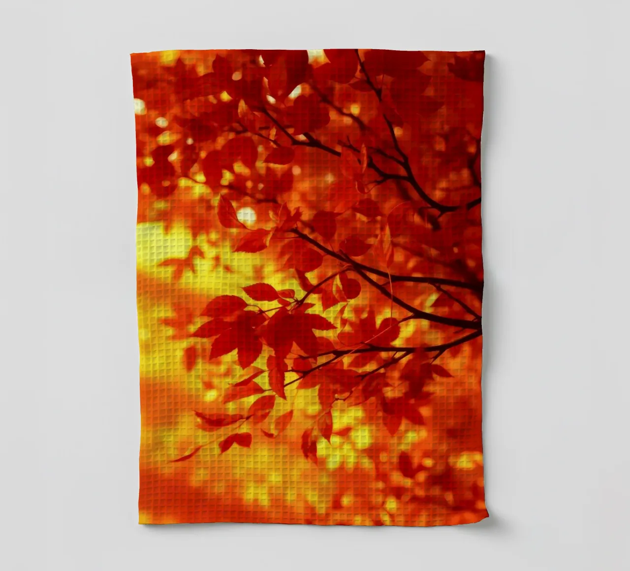 Lebendiges Herbstlaub vor warmem Hintergrund beleuchtet Geschirrtuch von DesignDoodle