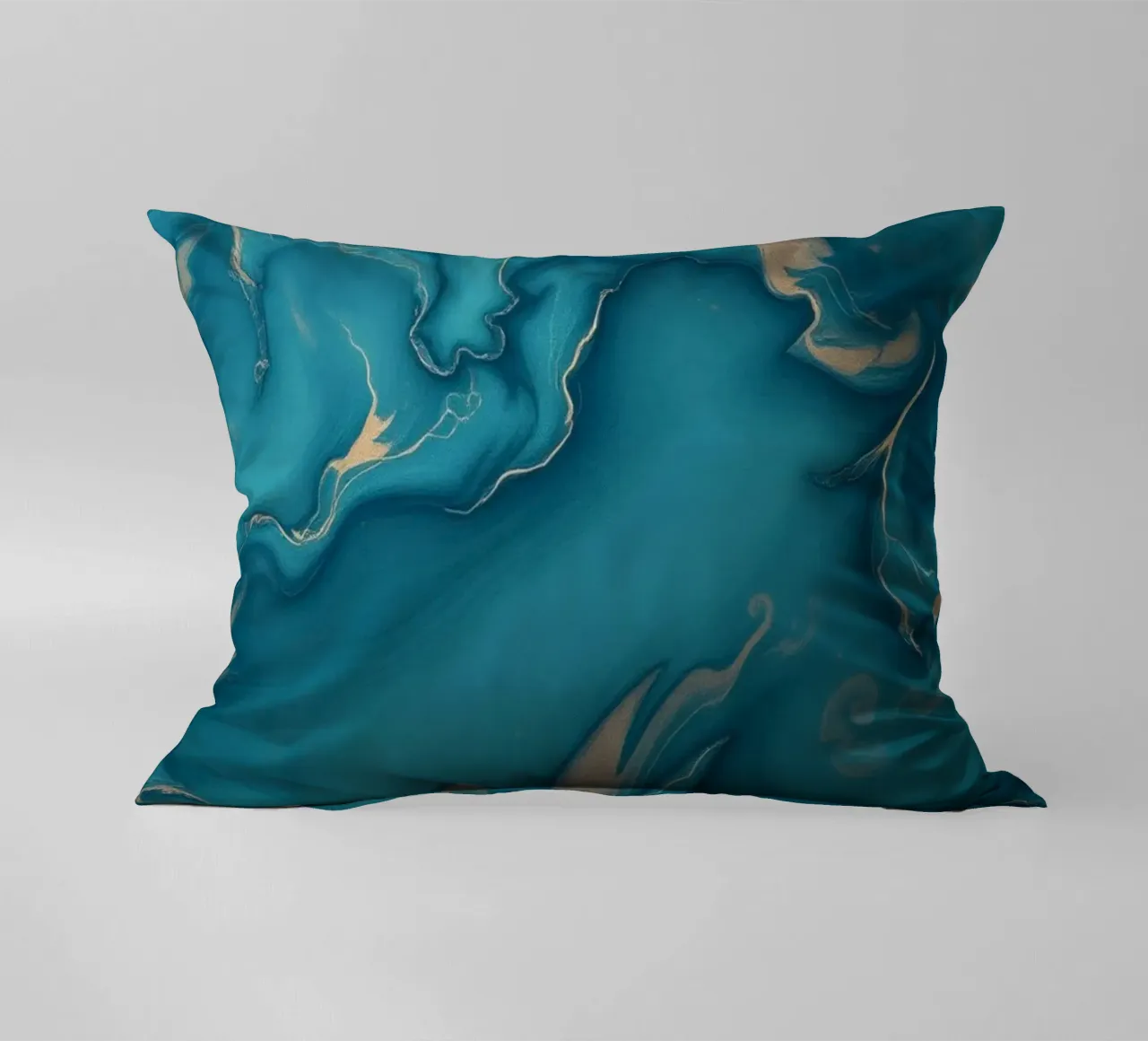Unico astratto blu e oro marmorizzato con disegni fluenti cuscino da DesignDoodle