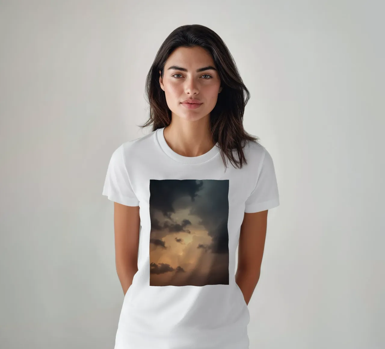 Nuvole scure illuminate da una calda luce solare con una luce drammatica t-shirt da DesignDoodle