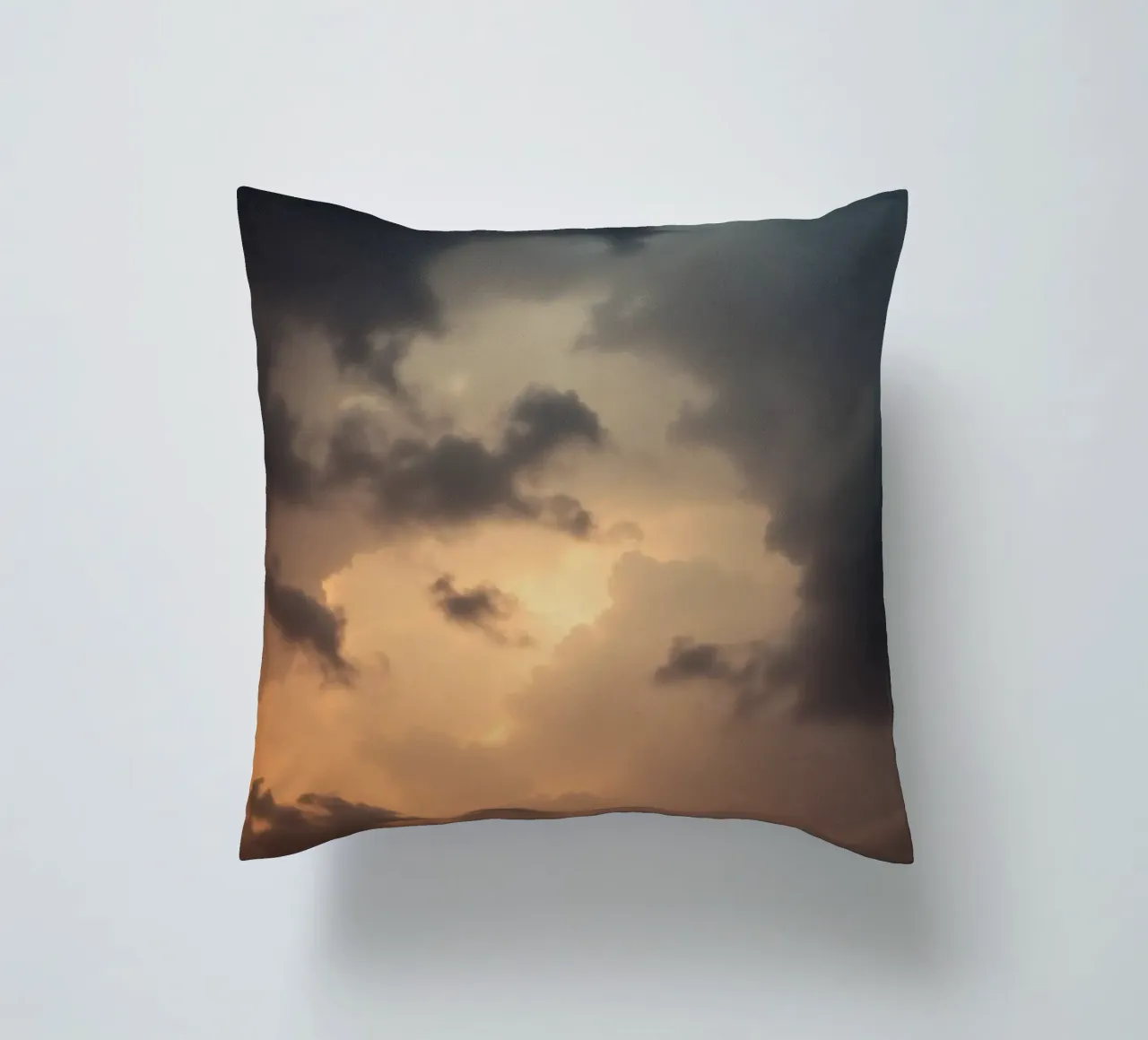 Nuvole scure illuminate da una calda luce solare con una luce drammatica cuscino da DesignDoodle