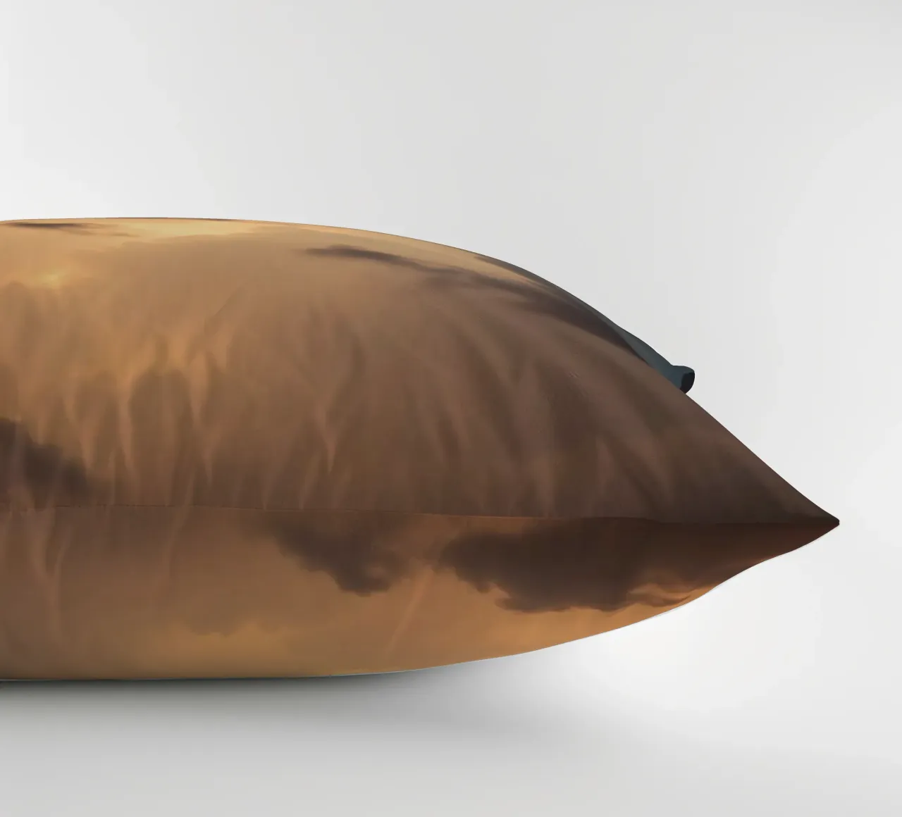 Nuvole scure illuminate da una calda luce solare con una luce drammatica cuscino da DesignDoodle