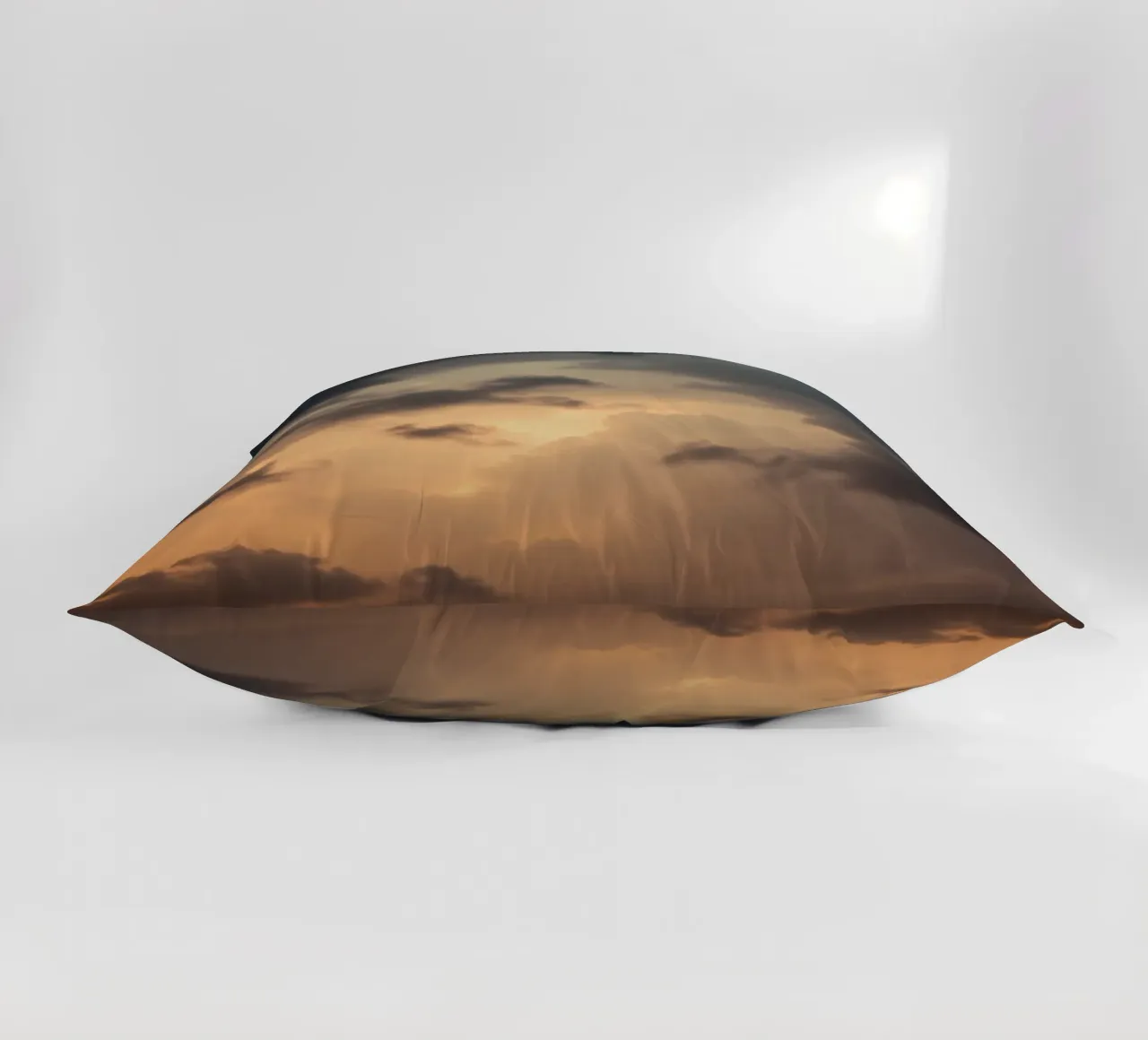 Nuvole scure illuminate da una calda luce solare con una luce drammatica cuscino da DesignDoodle