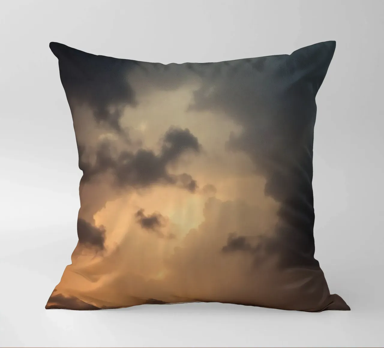 Nuvole scure illuminate da una calda luce solare con una luce drammatica cuscino da DesignDoodle