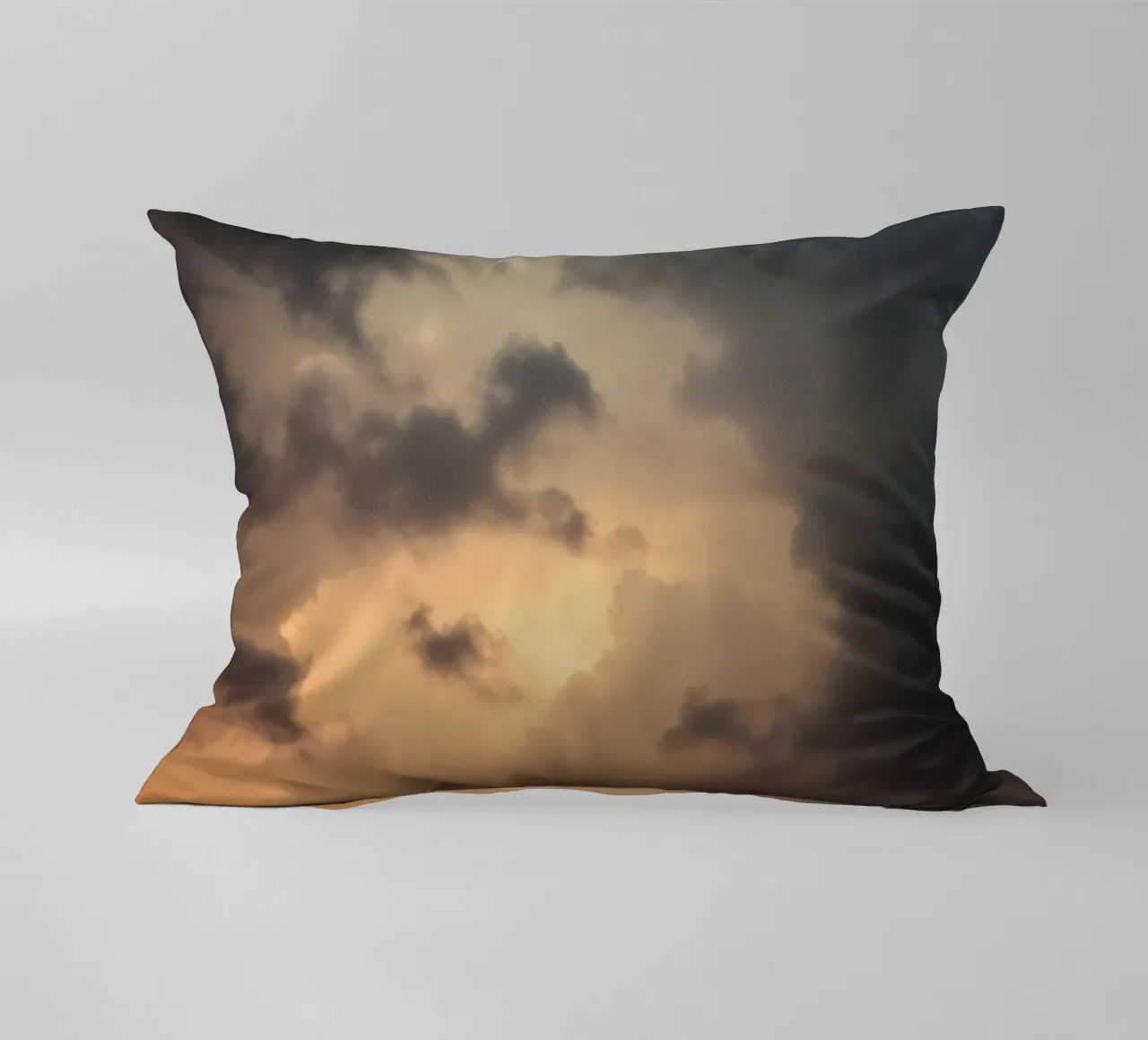 Nuvole scure illuminate da una calda luce solare con una luce drammatica cuscino da DesignDoodle