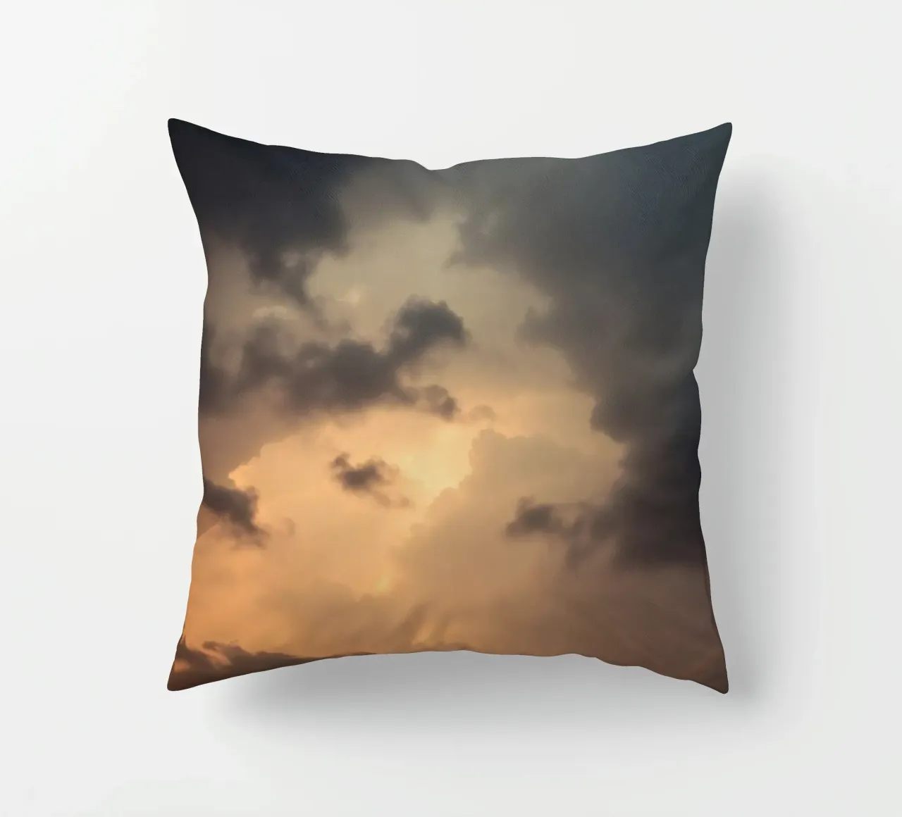 Nuvole scure illuminate da una calda luce solare con una luce drammatica cuscino da DesignDoodle