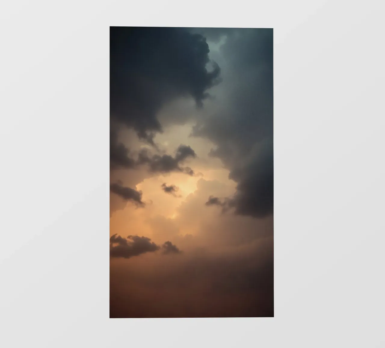 Nuvole scure illuminate da una calda luce solare con una luce drammatica pellicola backlit da DesignDoodle