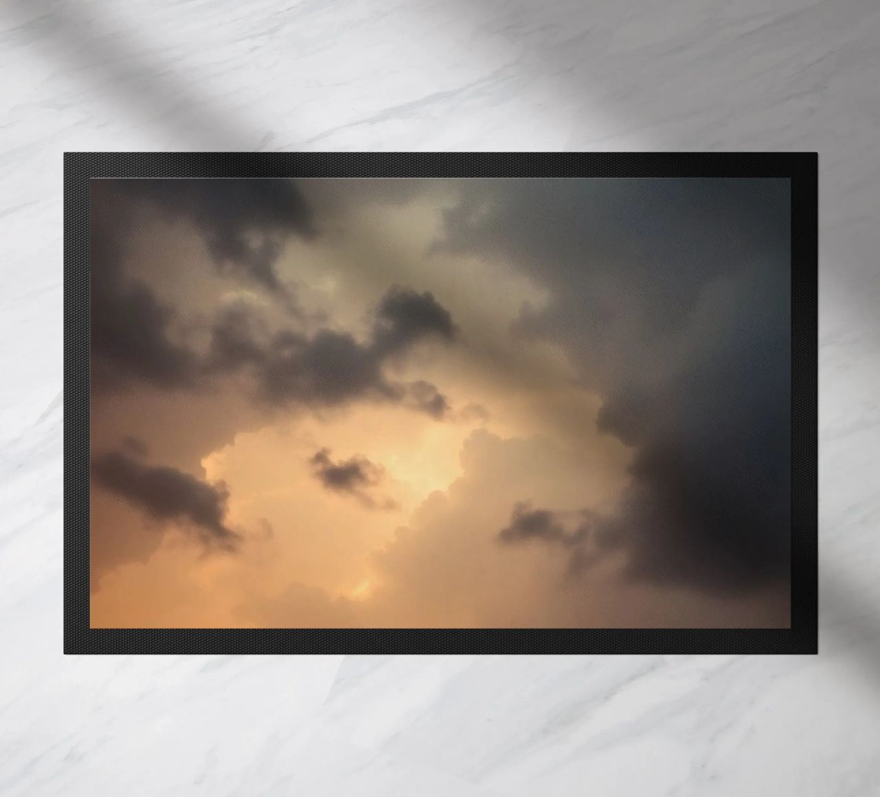 Nuvole scure illuminate da una calda luce solare con una luce drammatica zerbino da DesignDoodle