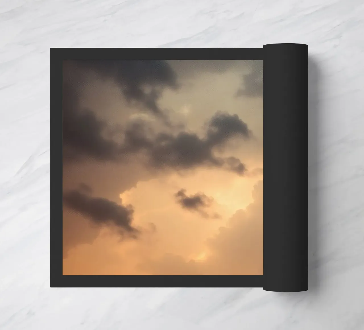 Nuvole scure illuminate da una calda luce solare con una luce drammatica zerbino da DesignDoodle