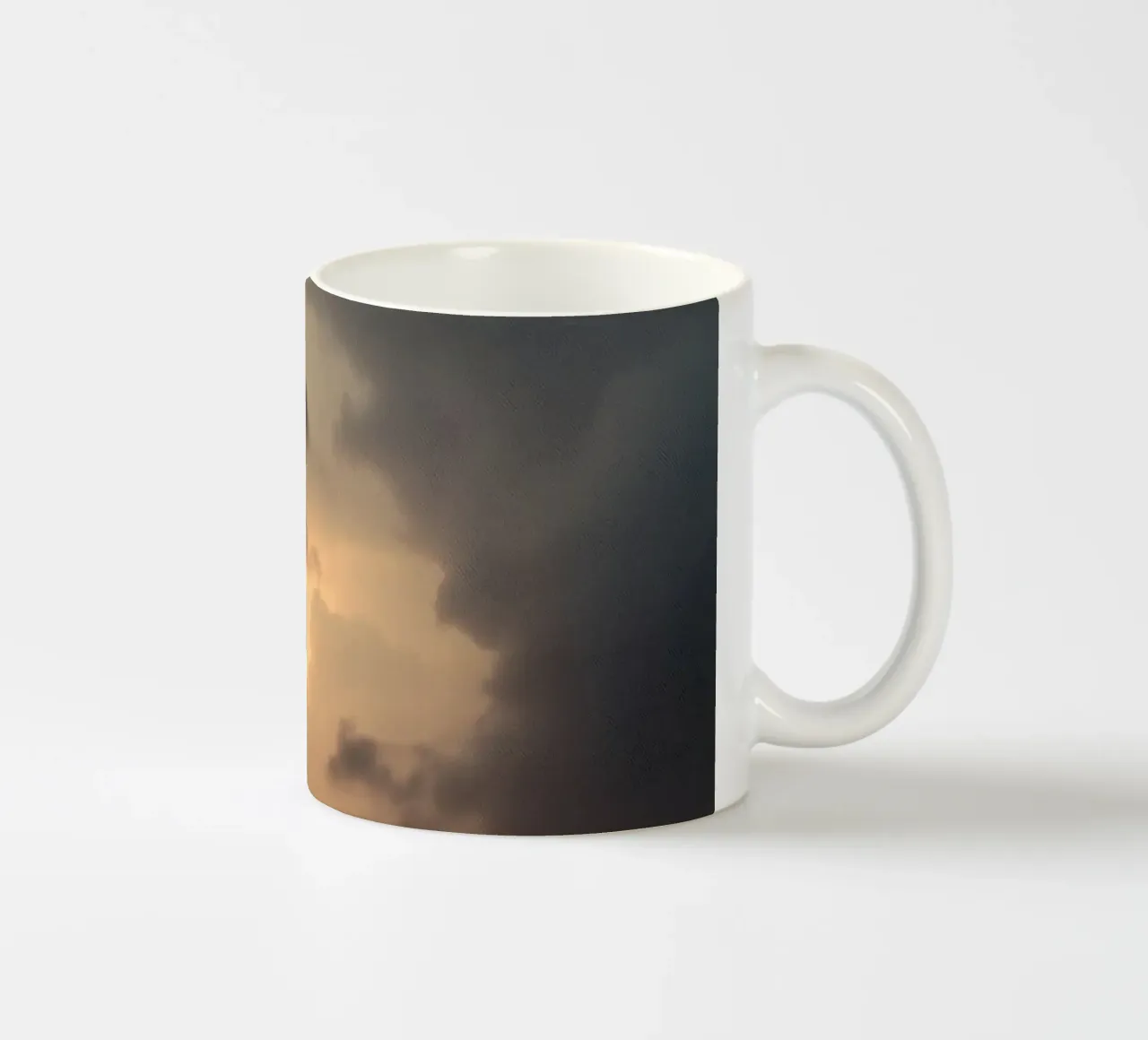Dunkle Wolken, beleuchtet von warmem Sonnenlicht mit dramatischem Licht Keramik Tasse von DesignDoodle