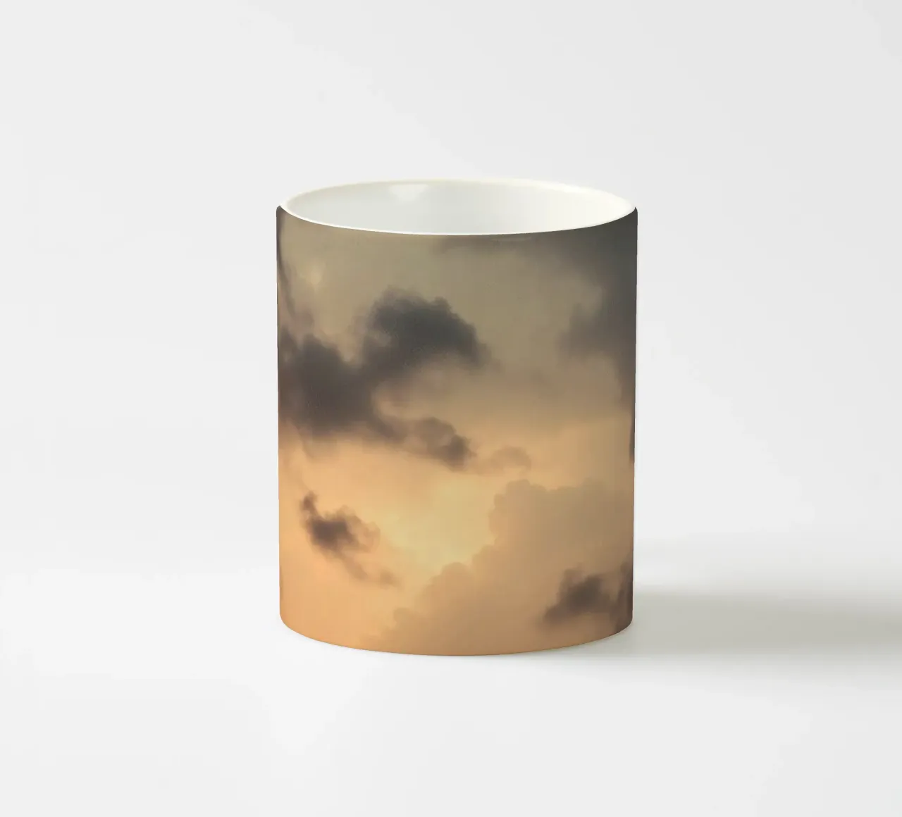 Dunkle Wolken, beleuchtet von warmem Sonnenlicht mit dramatischem Licht Keramik Tasse von DesignDoodle
