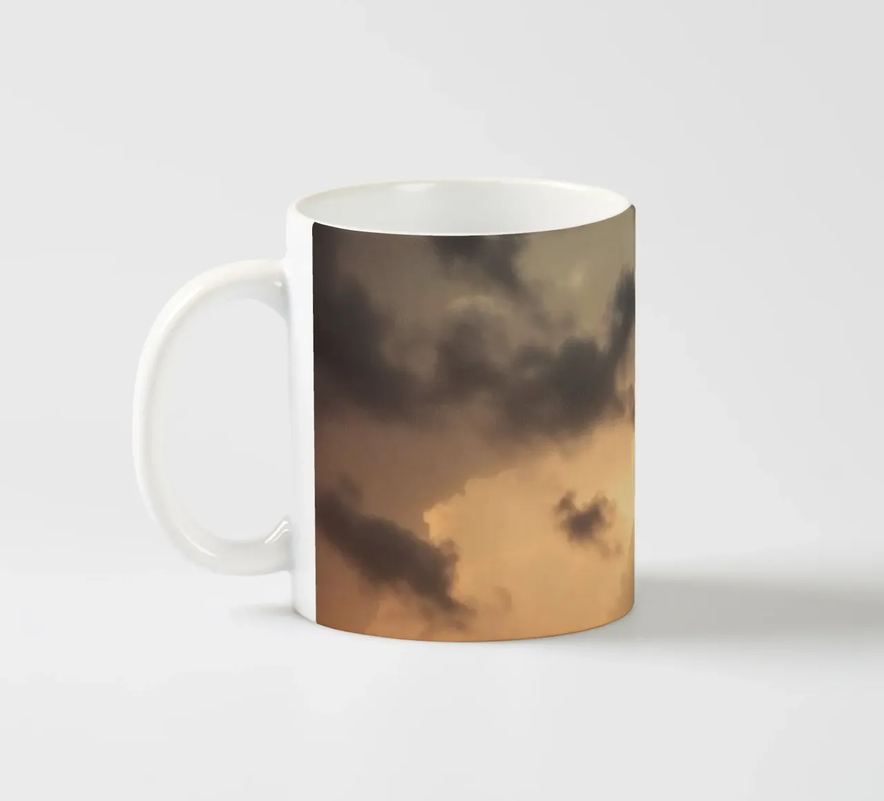 Dunkle Wolken, beleuchtet von warmem Sonnenlicht mit dramatischem Licht Keramik Tasse von DesignDoodle