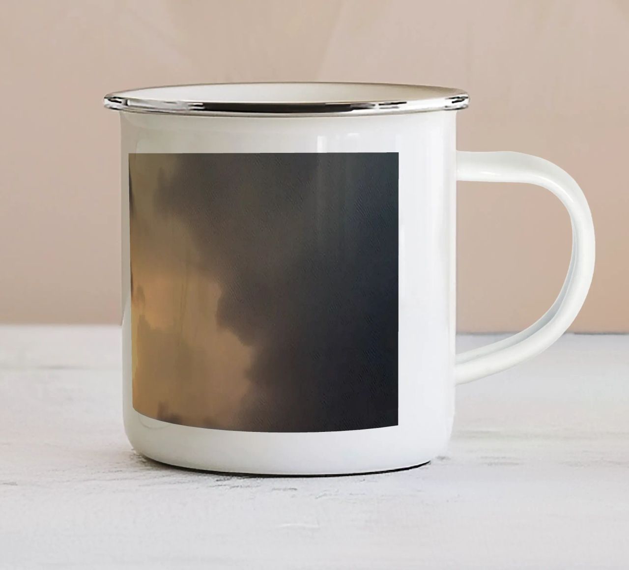 Nuvole scure illuminate da una calda luce solare con una luce drammatica tazza in smalto da DesignDoodle