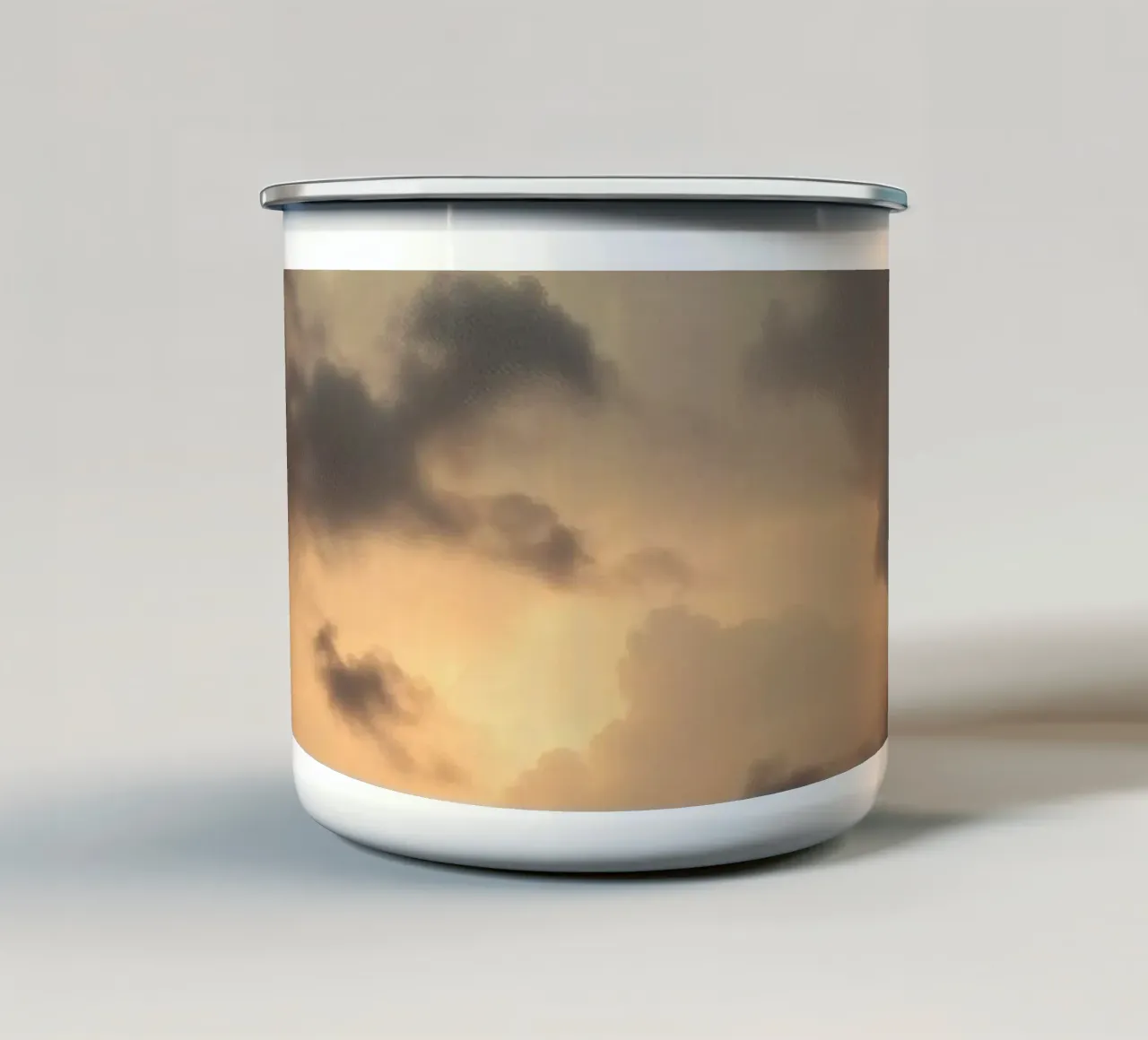 Nuvole scure illuminate da una calda luce solare con una luce drammatica tazza in smalto da DesignDoodle
