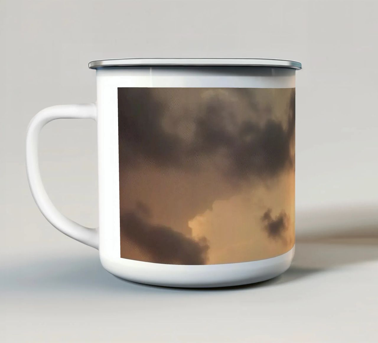 Nuvole scure illuminate da una calda luce solare con una luce drammatica tazza in smalto da DesignDoodle