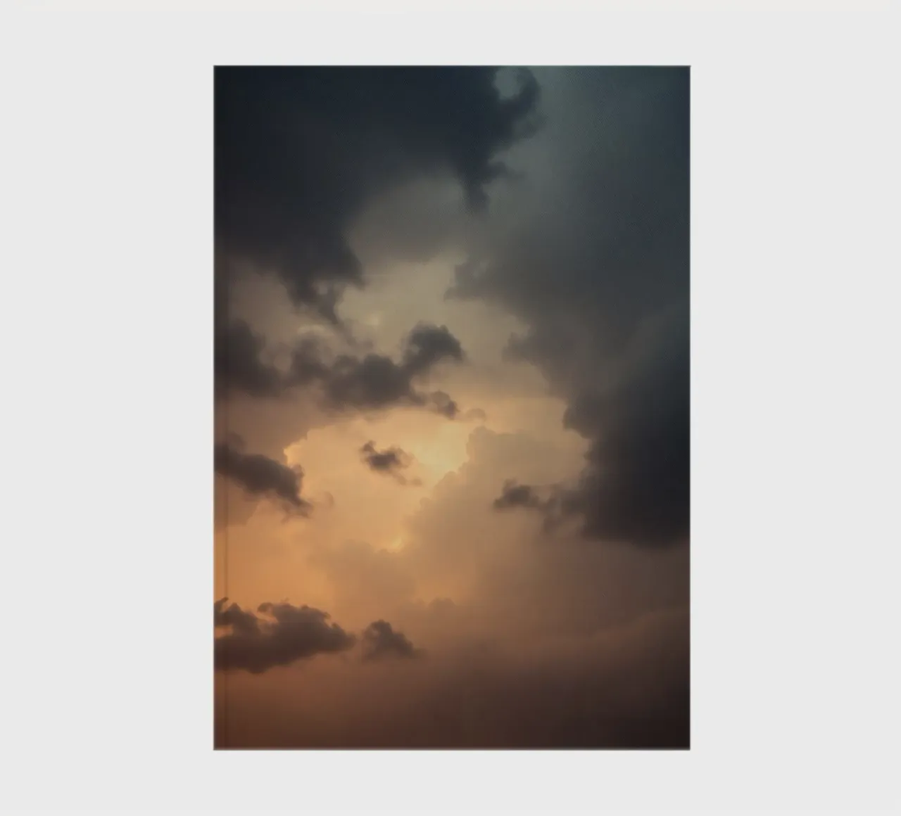 Nuvole scure illuminate da una calda luce solare con una luce drammatica diario da DesignDoodle