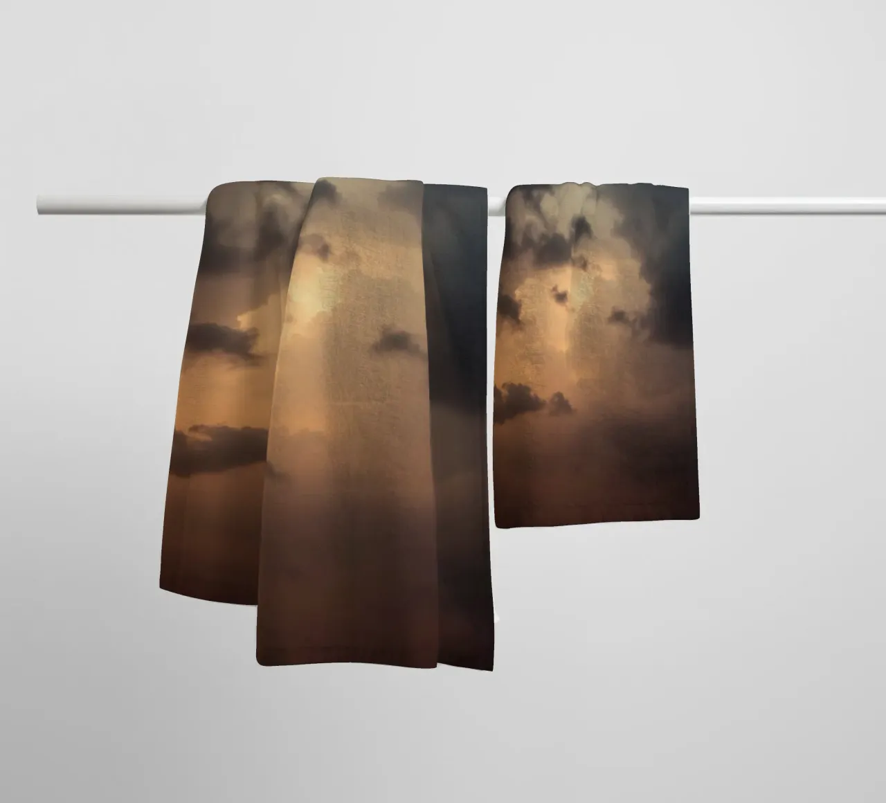 Nuvole scure illuminate da una calda luce solare con una luce drammatica asciugamano da bagno da DesignDoodle