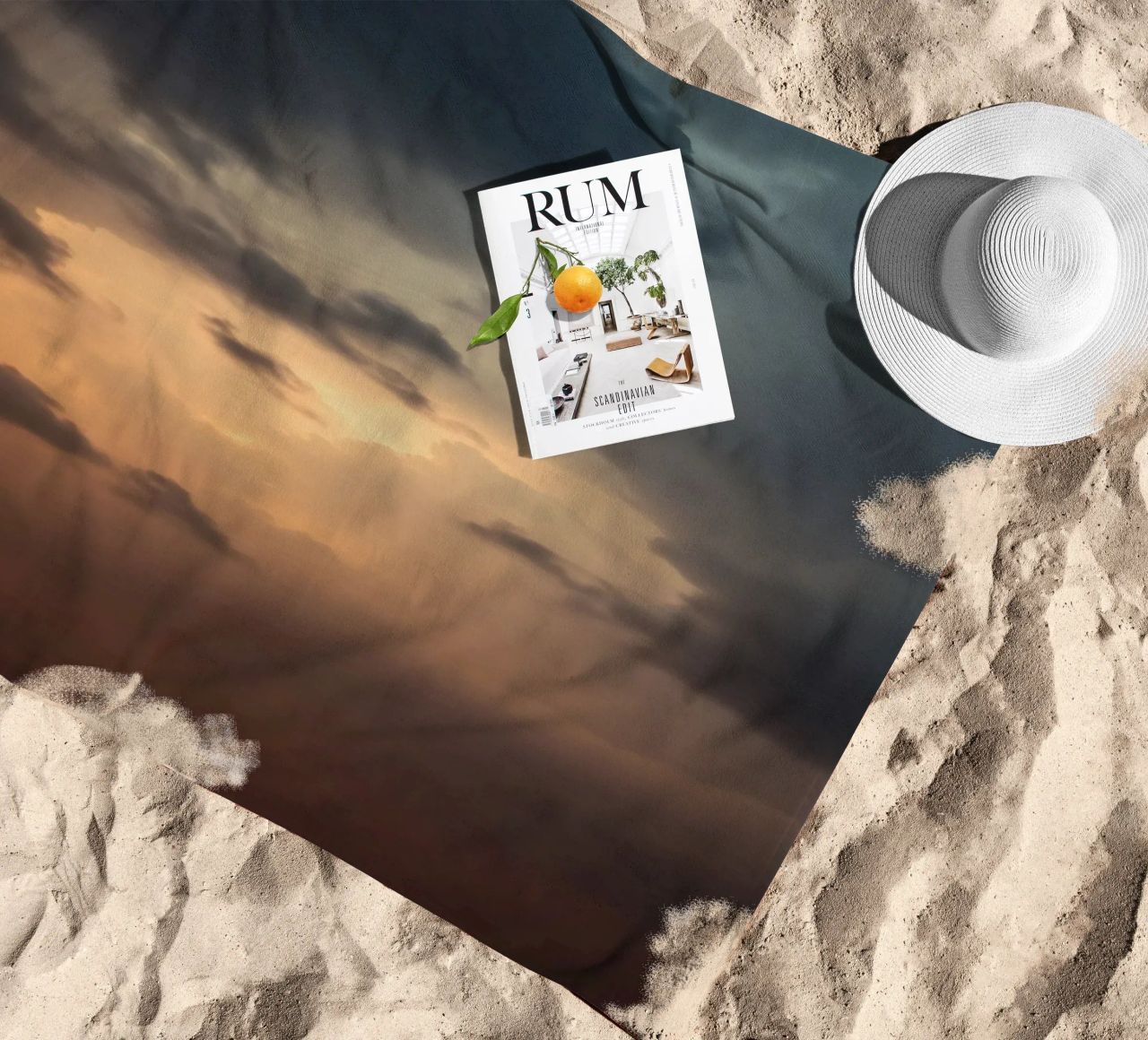 Nuvole scure illuminate da una calda luce solare con una luce drammatica telo mare da DesignDoodle