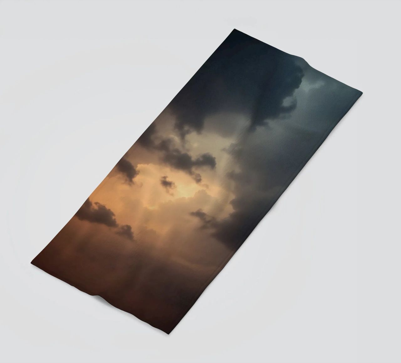 Nuvole scure illuminate da una calda luce solare con una luce drammatica telo mare da DesignDoodle