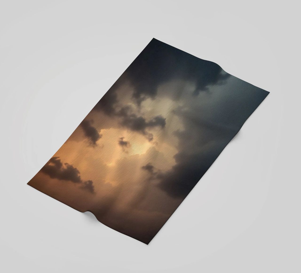 Nuvole scure illuminate da una calda luce solare con una luce drammatica telo mare da DesignDoodle