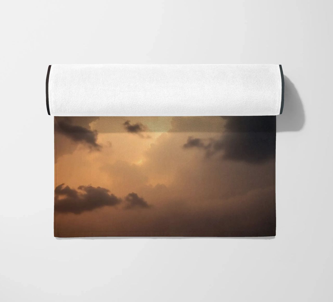 Nuvole scure illuminate da una calda luce solare con una luce drammatica telo mare da DesignDoodle