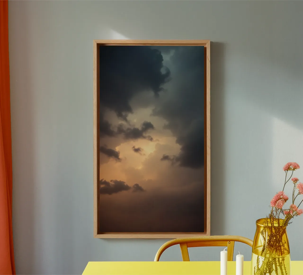 Nuvole scure illuminate da una calda luce solare con una luce drammatica tela da DesignDoodle