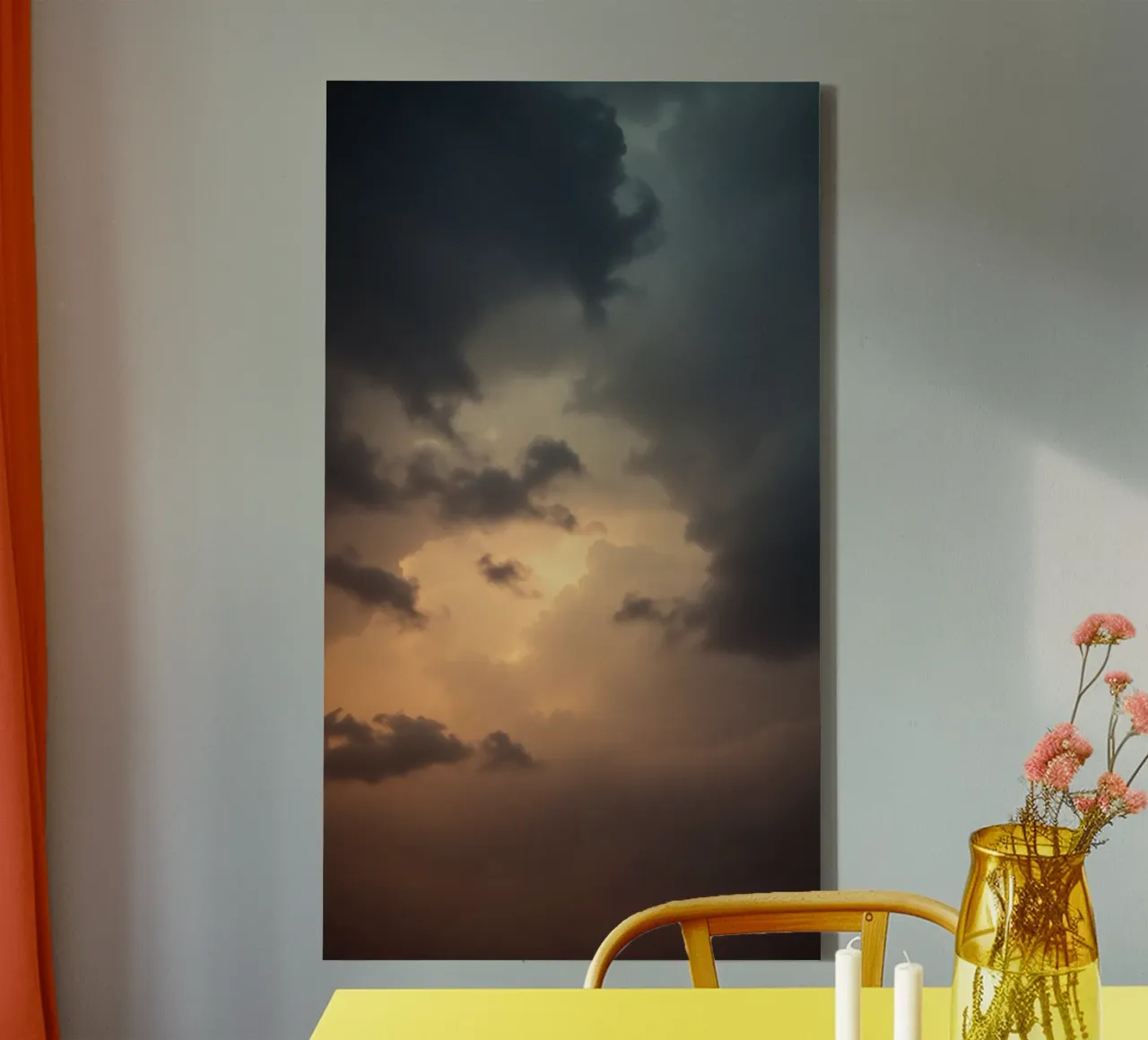 Nuvole scure illuminate da una calda luce solare con una luce drammatica tela da DesignDoodle