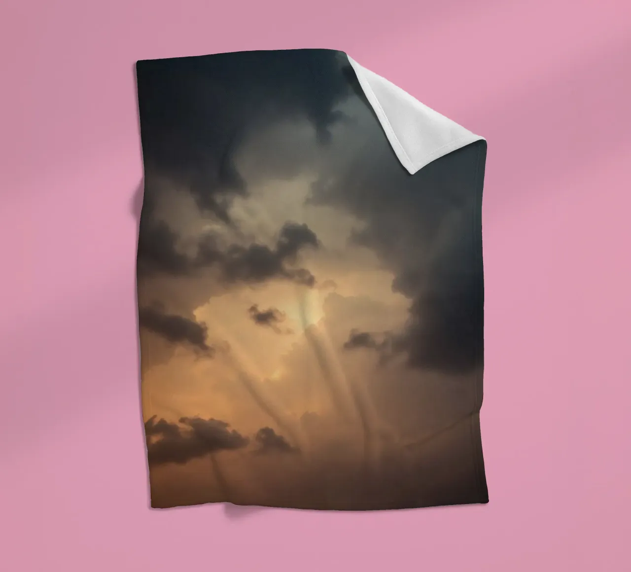Nuvole scure illuminate da una calda luce solare con una luce drammatica coperta in pile da DesignDoodle