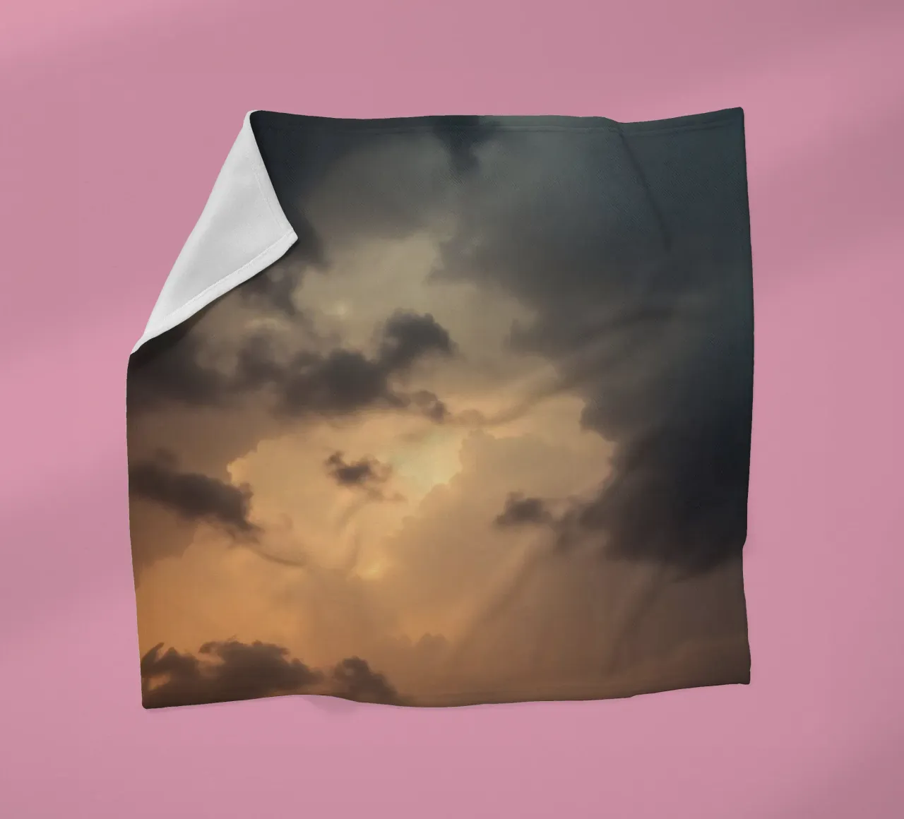 Nuvole scure illuminate da una calda luce solare con una luce drammatica coperta in pile da DesignDoodle