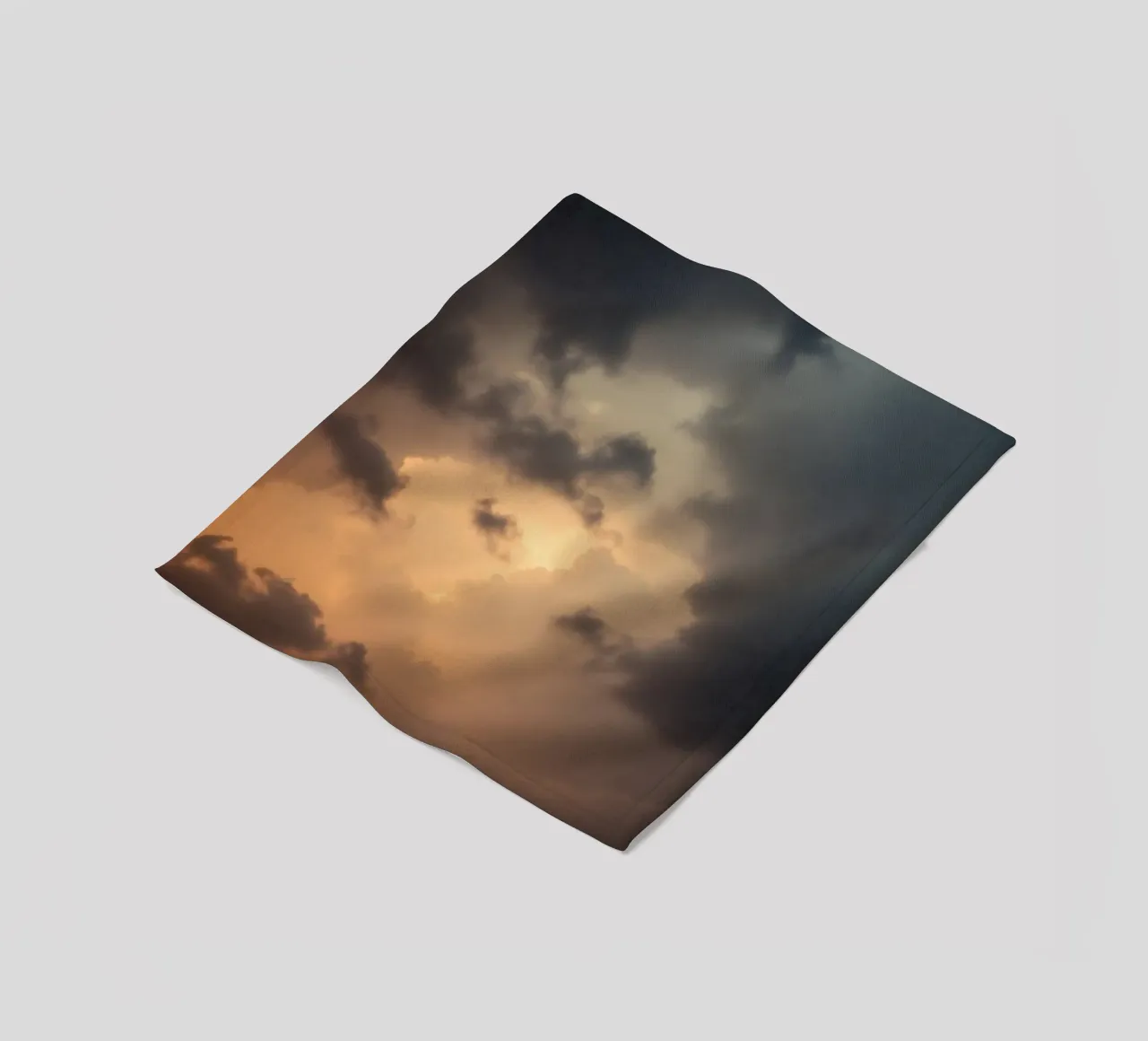 Nuvole scure illuminate da una calda luce solare con una luce drammatica coperta in pile da DesignDoodle