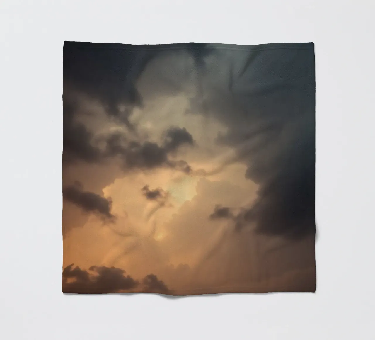 Nuvole scure illuminate da una calda luce solare con una luce drammatica coperta in pile da DesignDoodle
