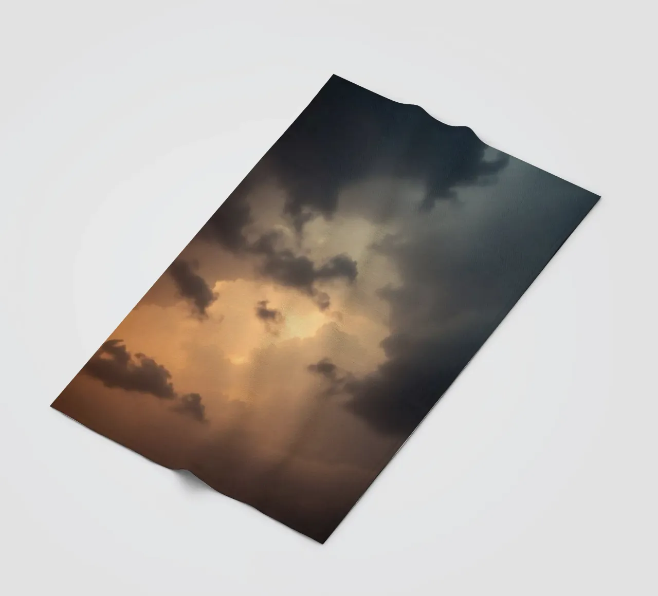 Nuvole scure illuminate da una calda luce solare con una luce drammatica coperta in pile da DesignDoodle