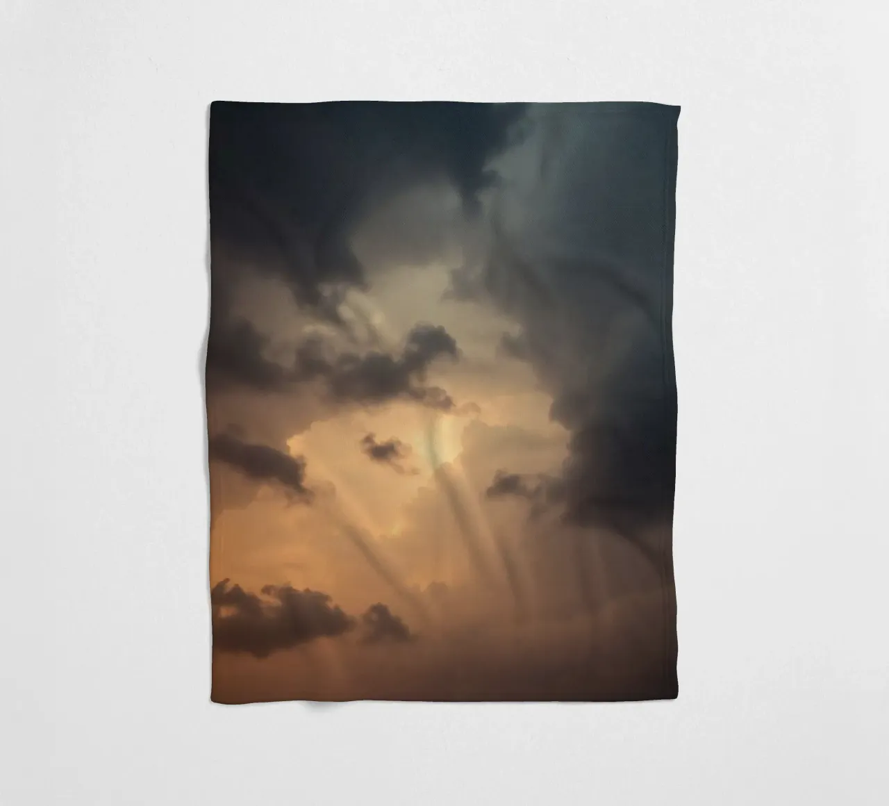 Nuvole scure illuminate da una calda luce solare con una luce drammatica coperta in pile da DesignDoodle