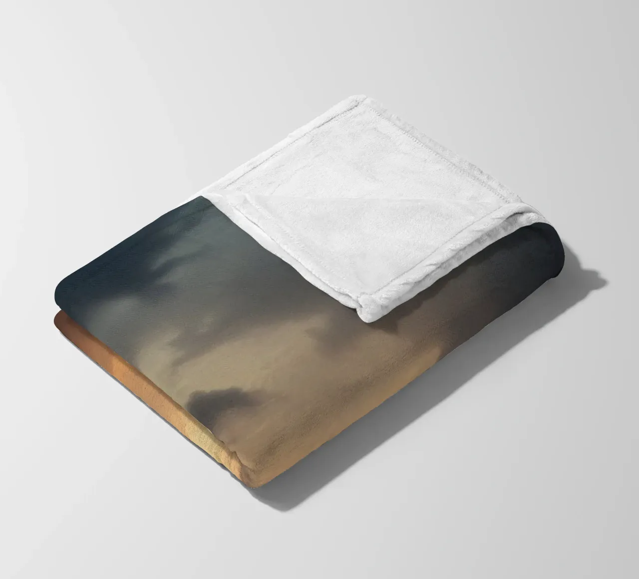 Nuvole scure illuminate da una calda luce solare con una luce drammatica coperta in pile da DesignDoodle
