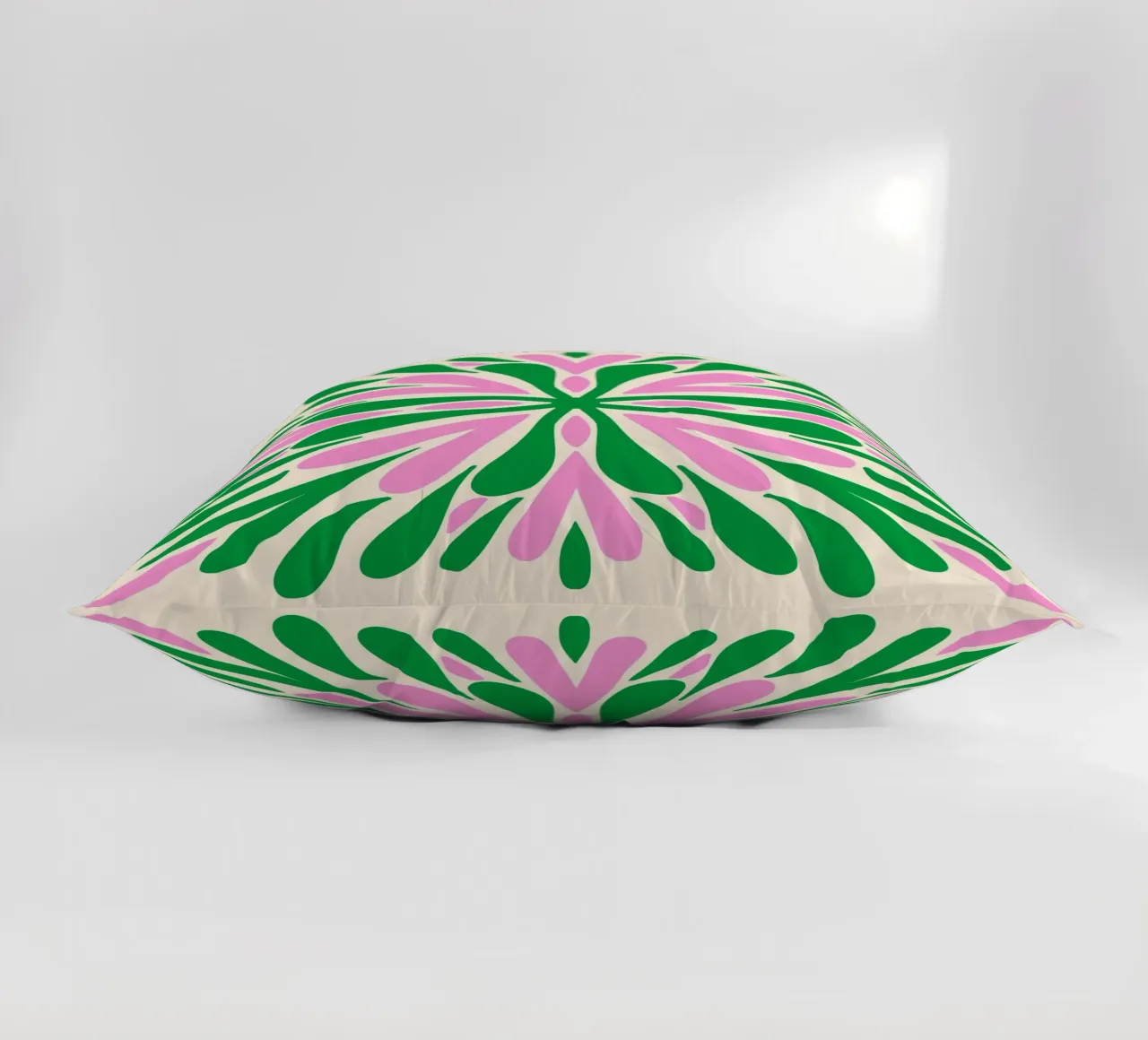 Petali di simmetria moderna - Verde e rosa cuscino da Wackapacka
