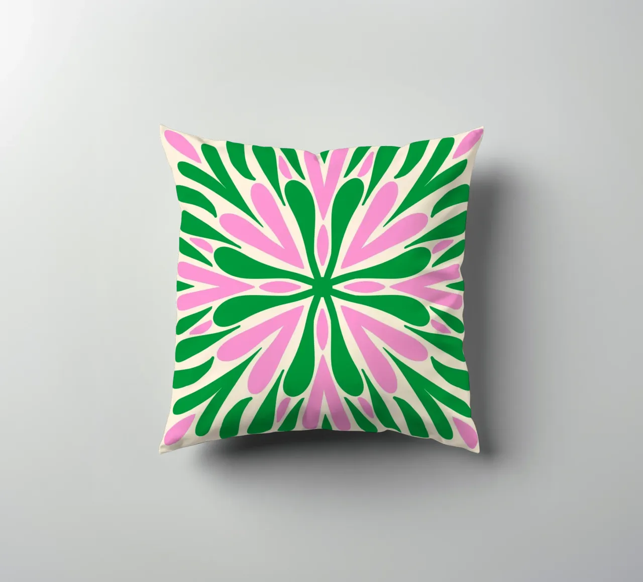 Petali di simmetria moderna - Verde e rosa cuscino da Wackapacka