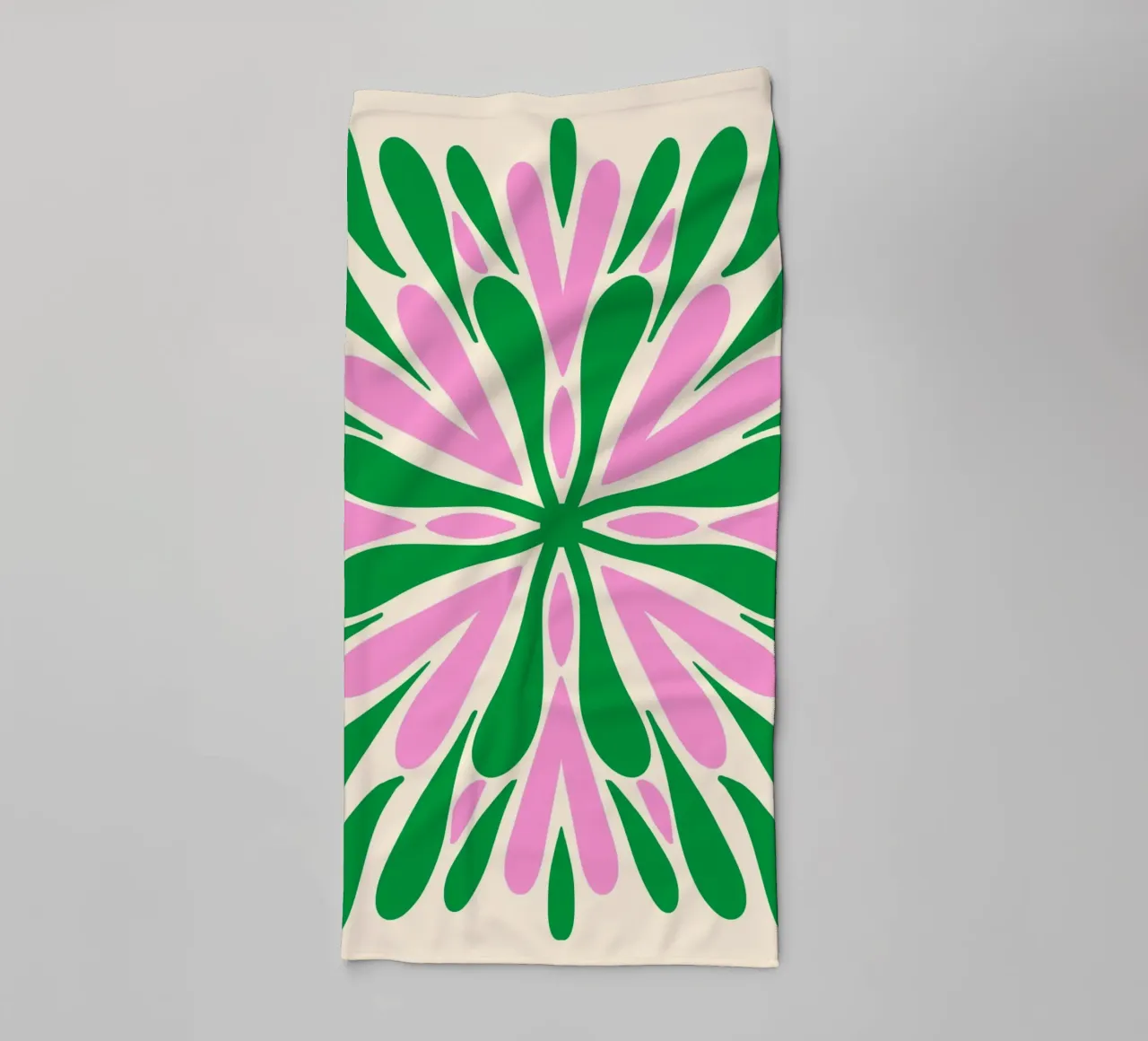 Petali di simmetria moderna - Verde e rosa asciugamano da bagno da Wackapacka