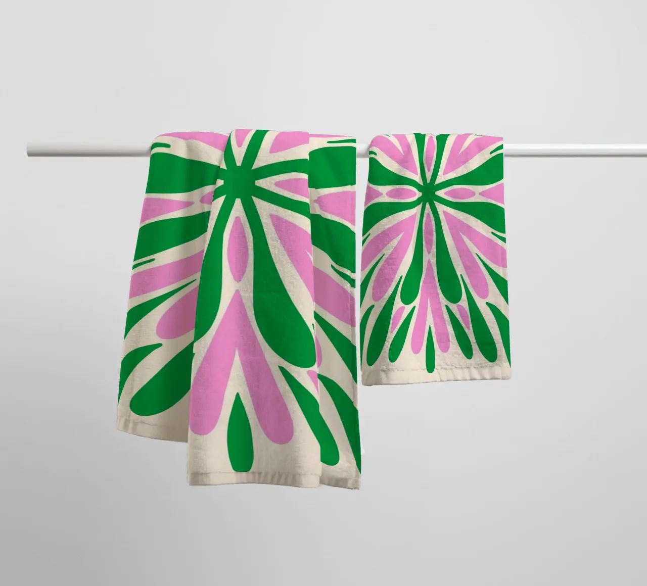 Petali di simmetria moderna - Verde e rosa asciugamano da bagno da Wackapacka