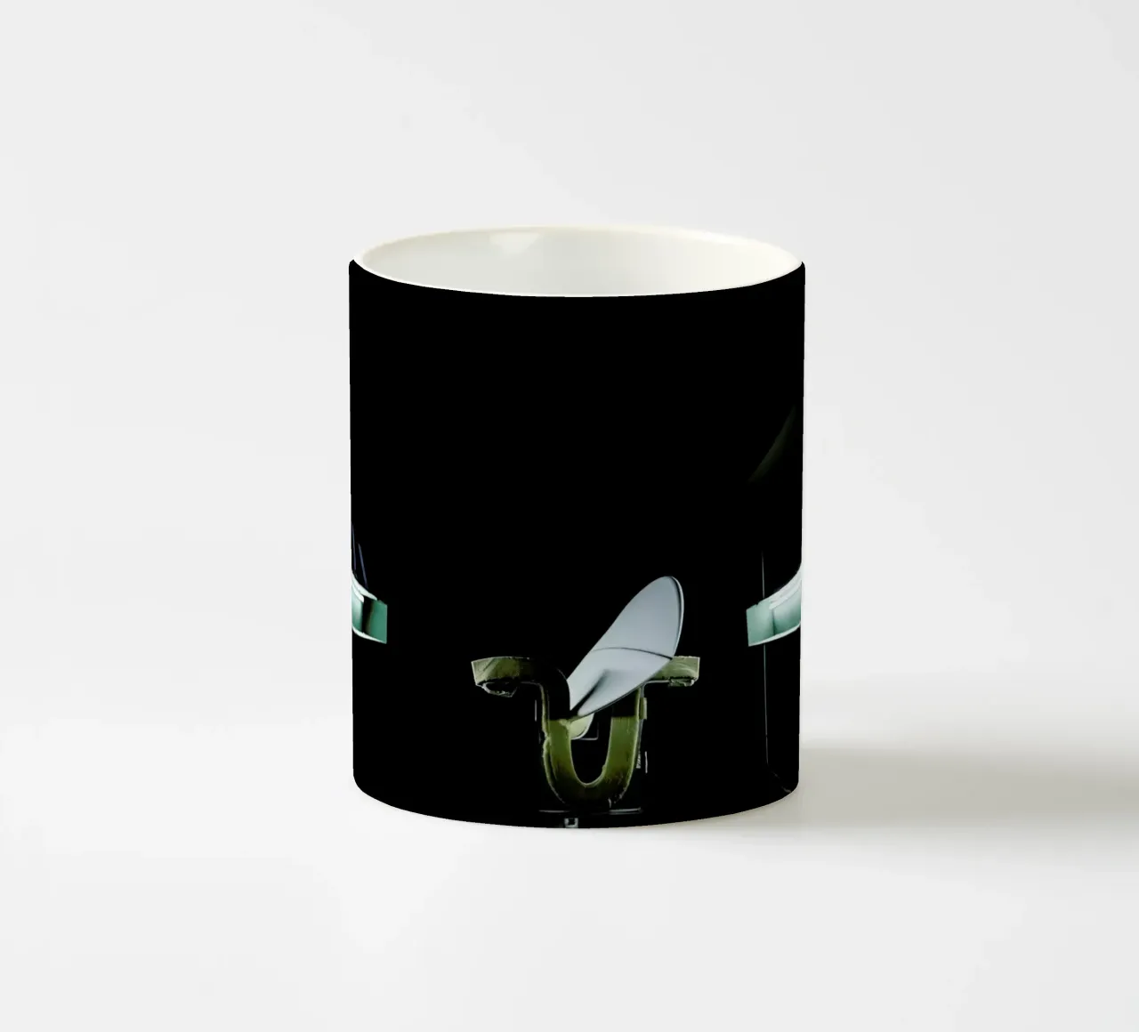 Handshaped tazza in ceramica da Chris Abatzis