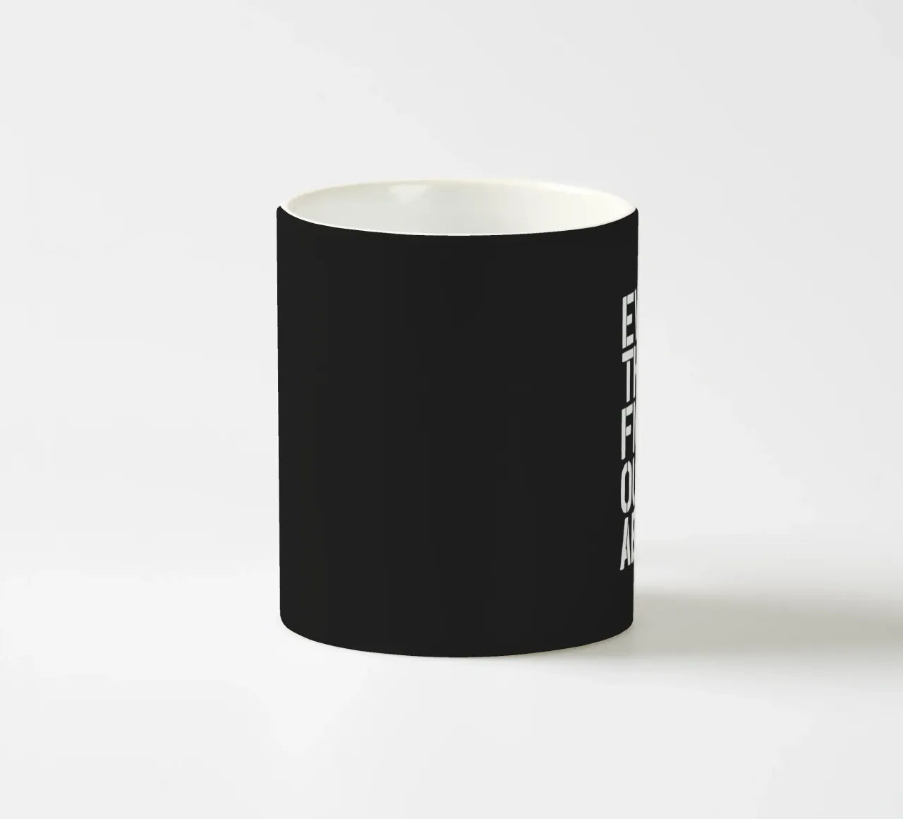 Tutto è figura in grassetto Minimalista Stencil di tipo aperto tazza in ceramica da THE MOTIVATED TYPE
