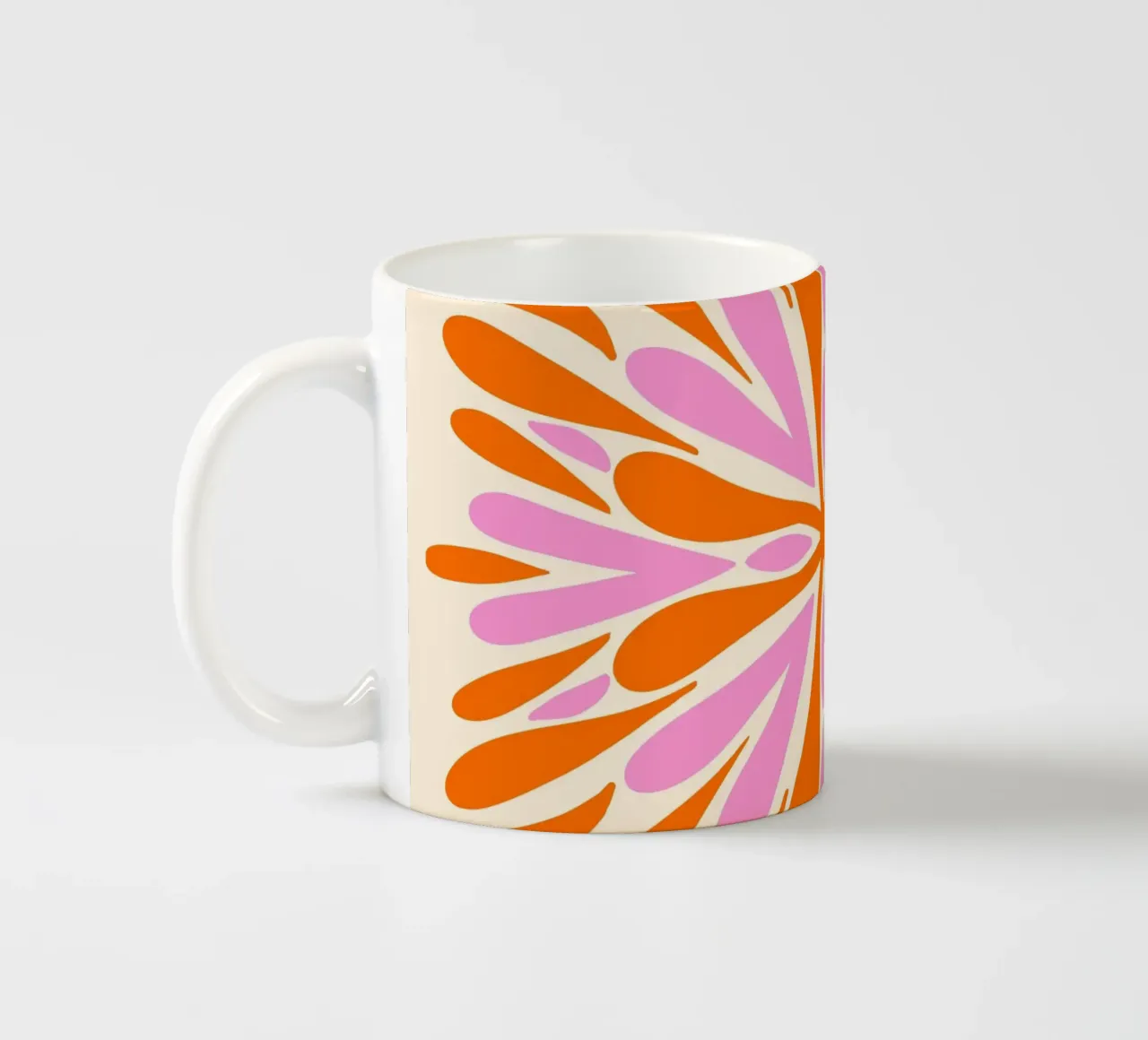 Petali di simmetria moderna - Arancione e rosa tazza in ceramica da Wackapacka