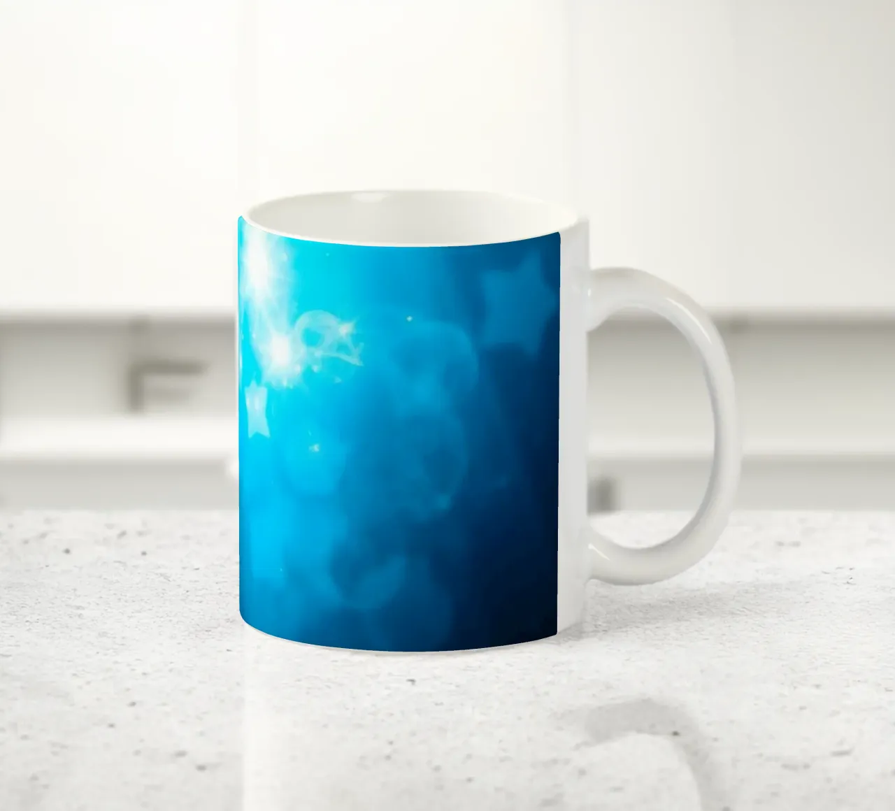 Helderblauw abstract achtergrondontwerp met sprankelend effect keramische mok van DesignDoodle