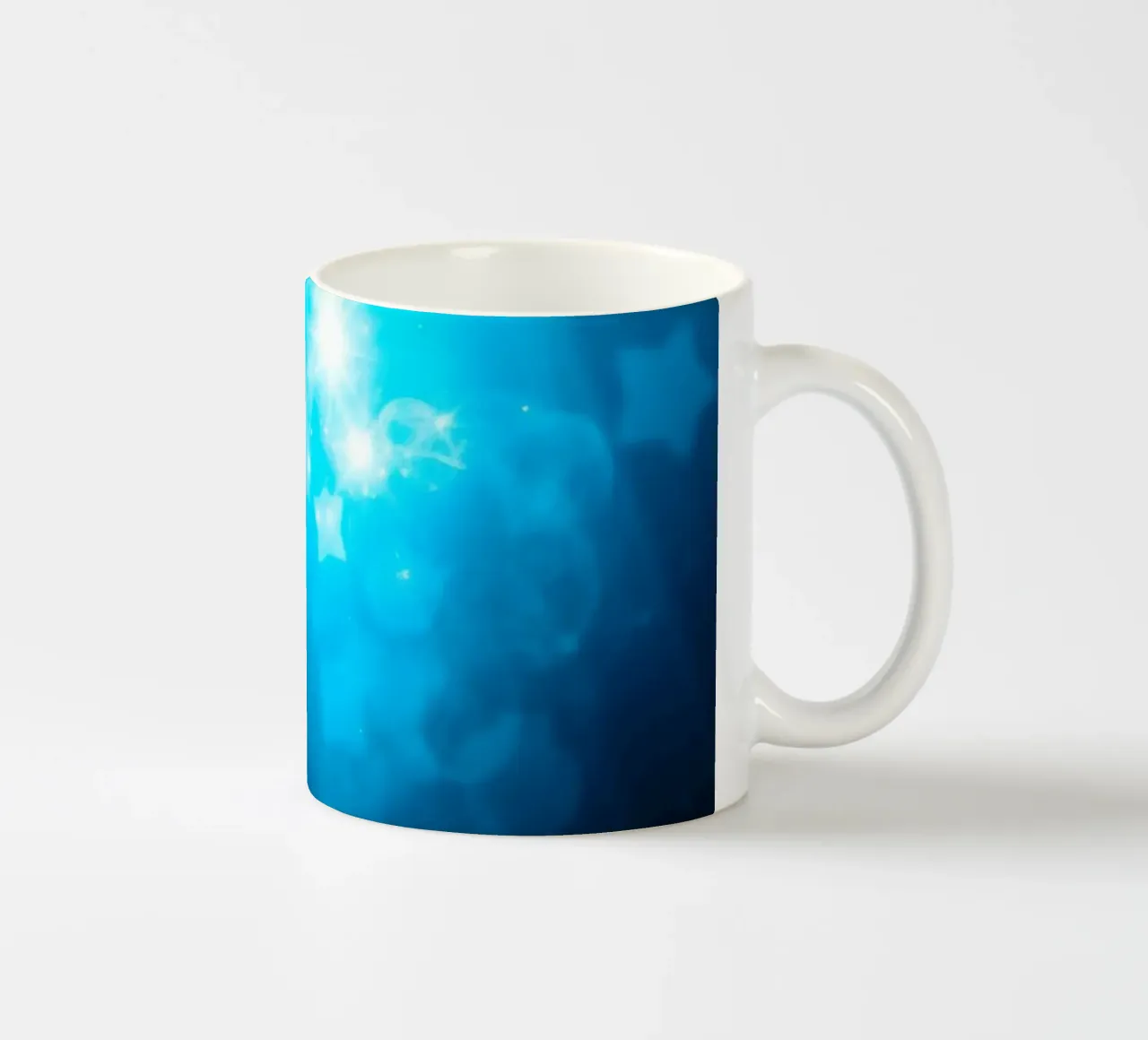 Helderblauw abstract achtergrondontwerp met sprankelend effect keramische mok van DesignDoodle