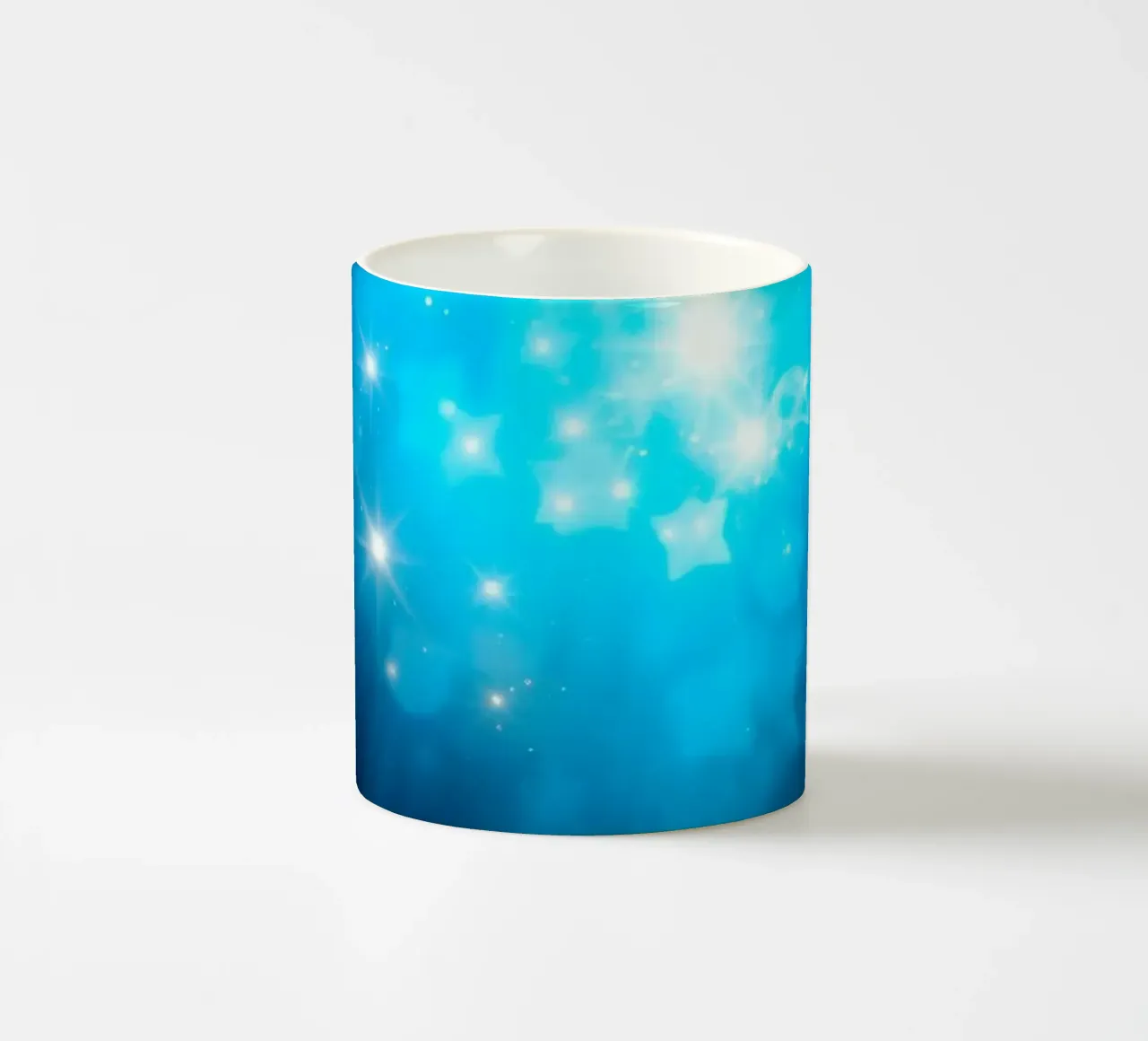 Helderblauw abstract achtergrondontwerp met sprankelend effect keramische mok van DesignDoodle