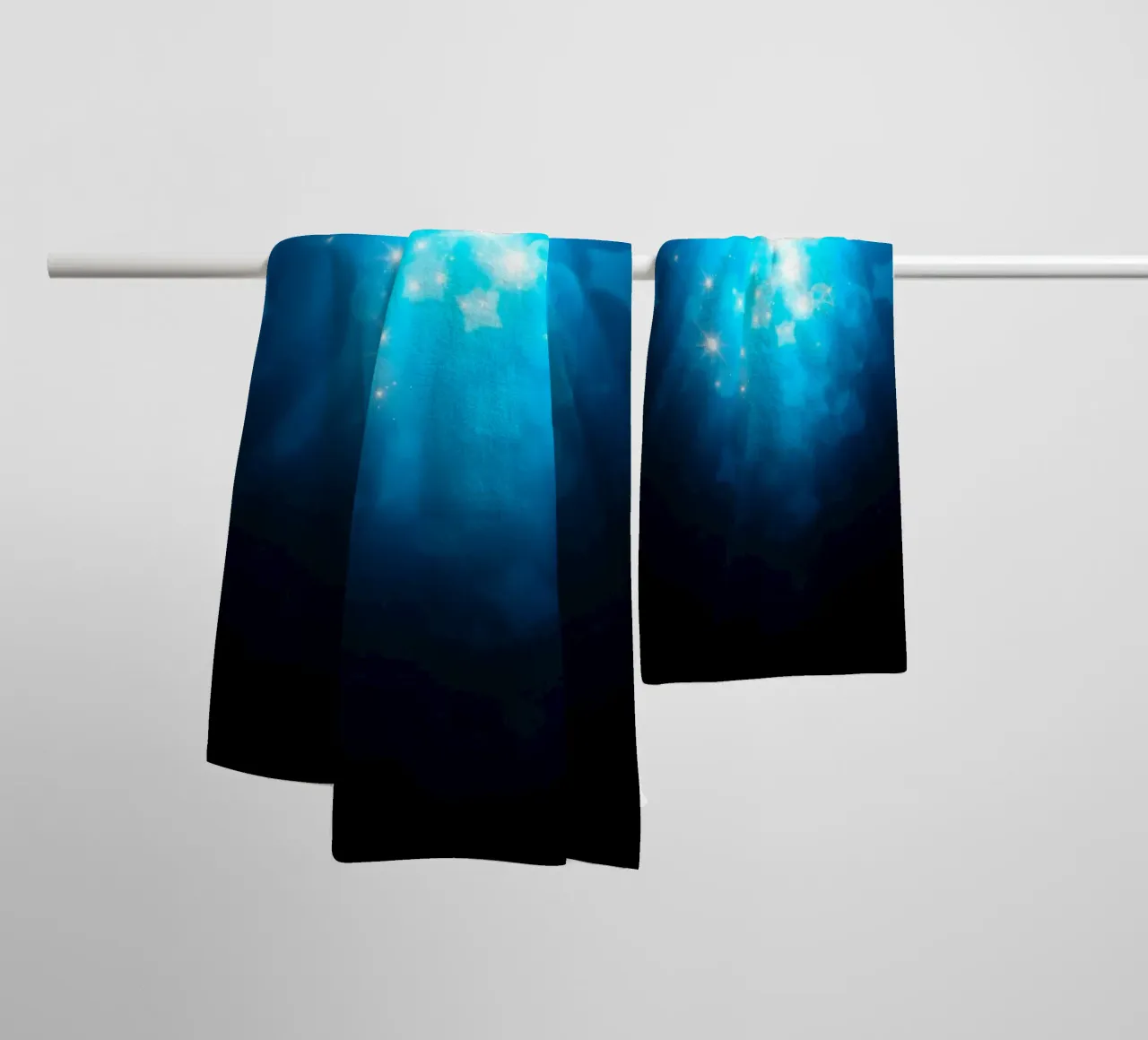 Disegno di sfondo astratto blu brillante con effetto scintillante asciugamano da bagno da DesignDoodle