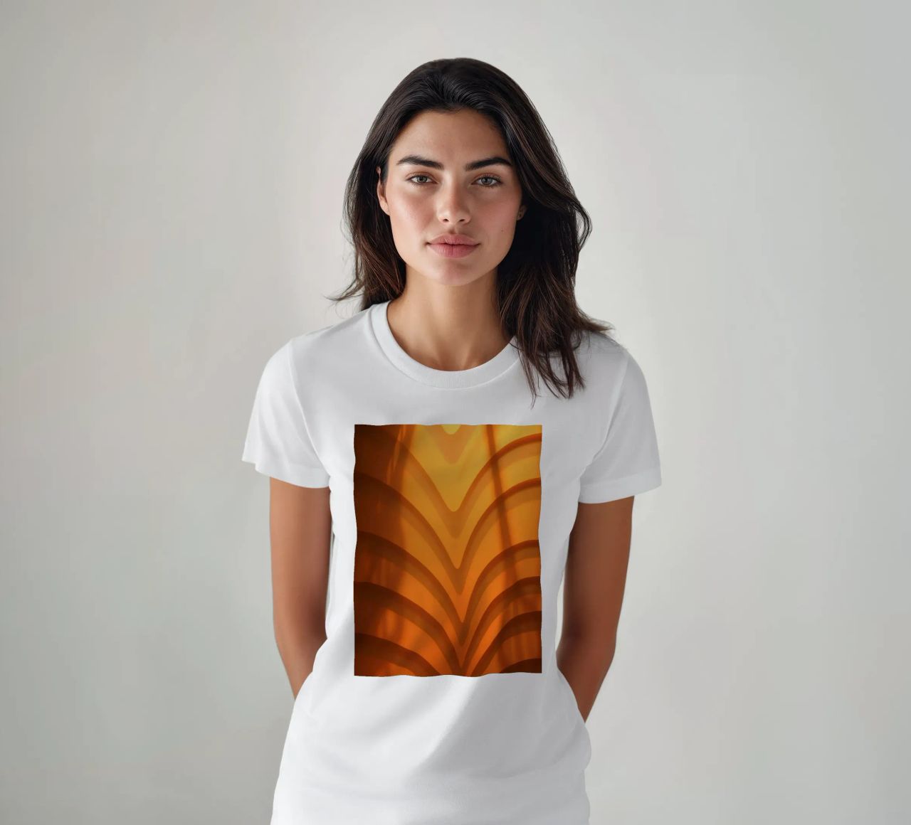 Warme abstracte golven en schaduwen creëren boeiend behang t-shirt van DesignDoodle